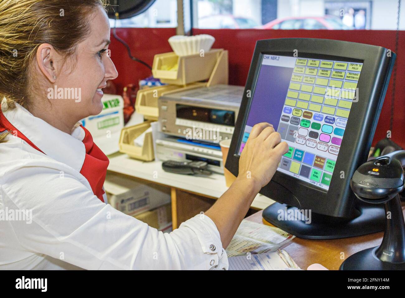 Miami Florida, Navarre Spanish Tavern ristorante, ispanica donna femmina cassiere waitress server transazione, touch screen monitor computer Foto Stock