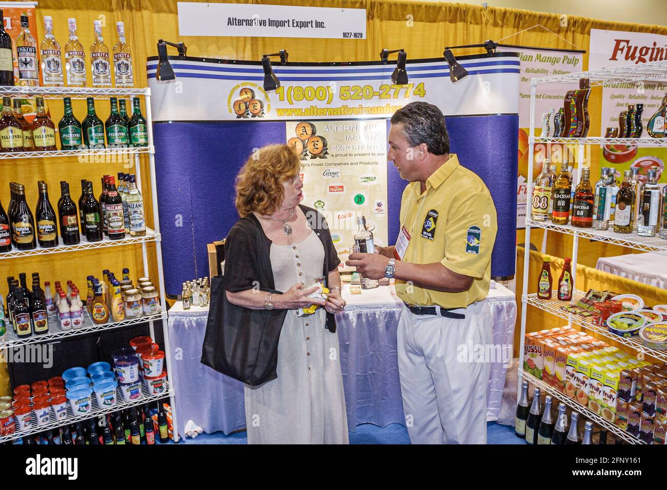 Florida,Miami Beach Convention Center,centro,Americas Food & Beverage Show Trade import export,distributore all'ingrosso bottiglie di liquore alcoliche bevande,m Foto Stock