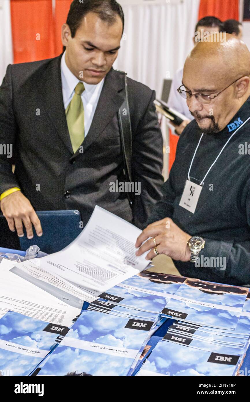 Florida,Miami Beach Convention Center,centro,Latinos for Hire Career Expo Hispanic job hunters,datore di lavoro stand rappresentante IBM Reading exami Foto Stock