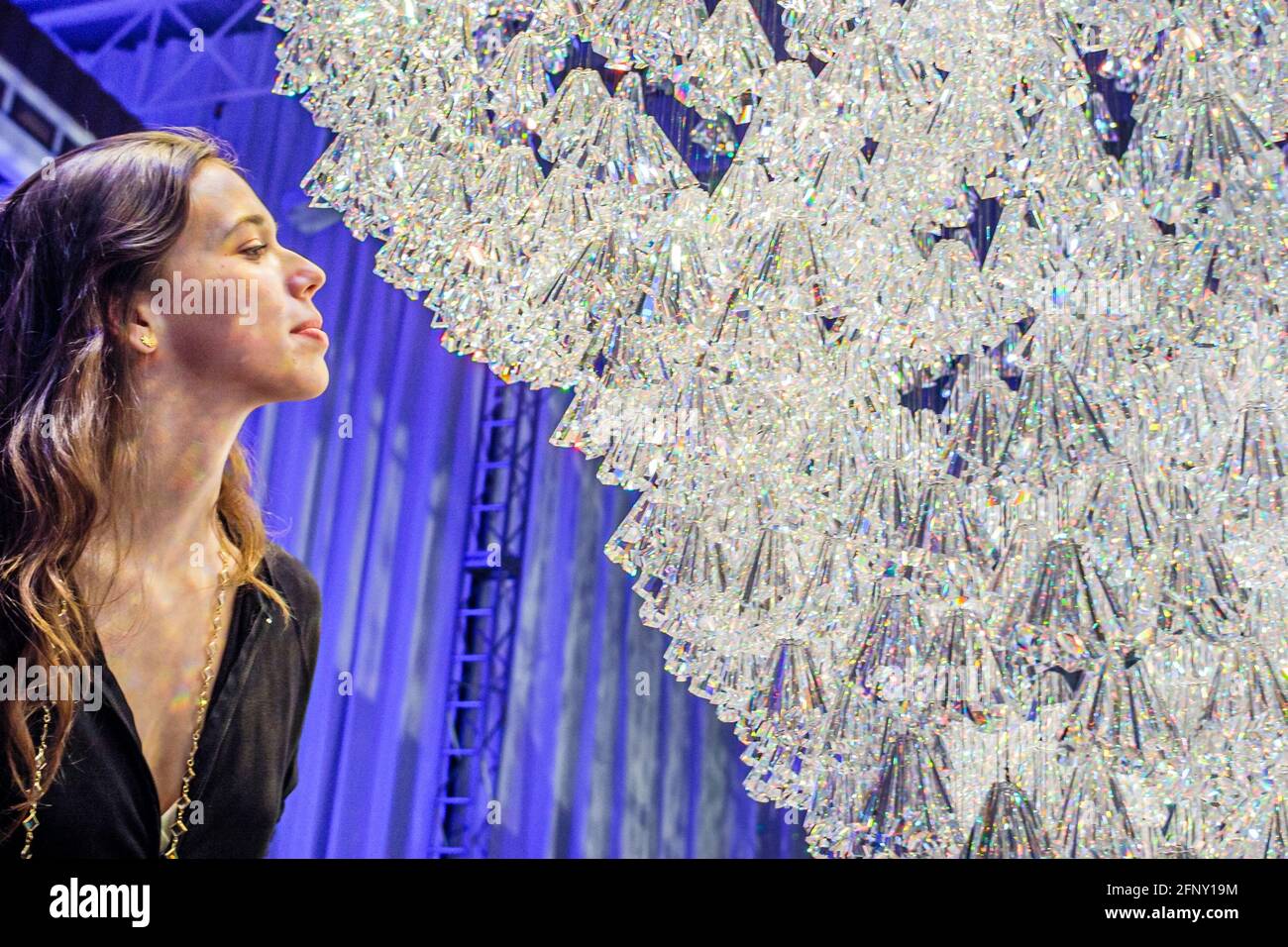 Miami Beach Florida, teatro di Parigi Swarovski Crystal Palace Collection, donna in cerca di ammirare lampadari d'arte luci, Foto Stock