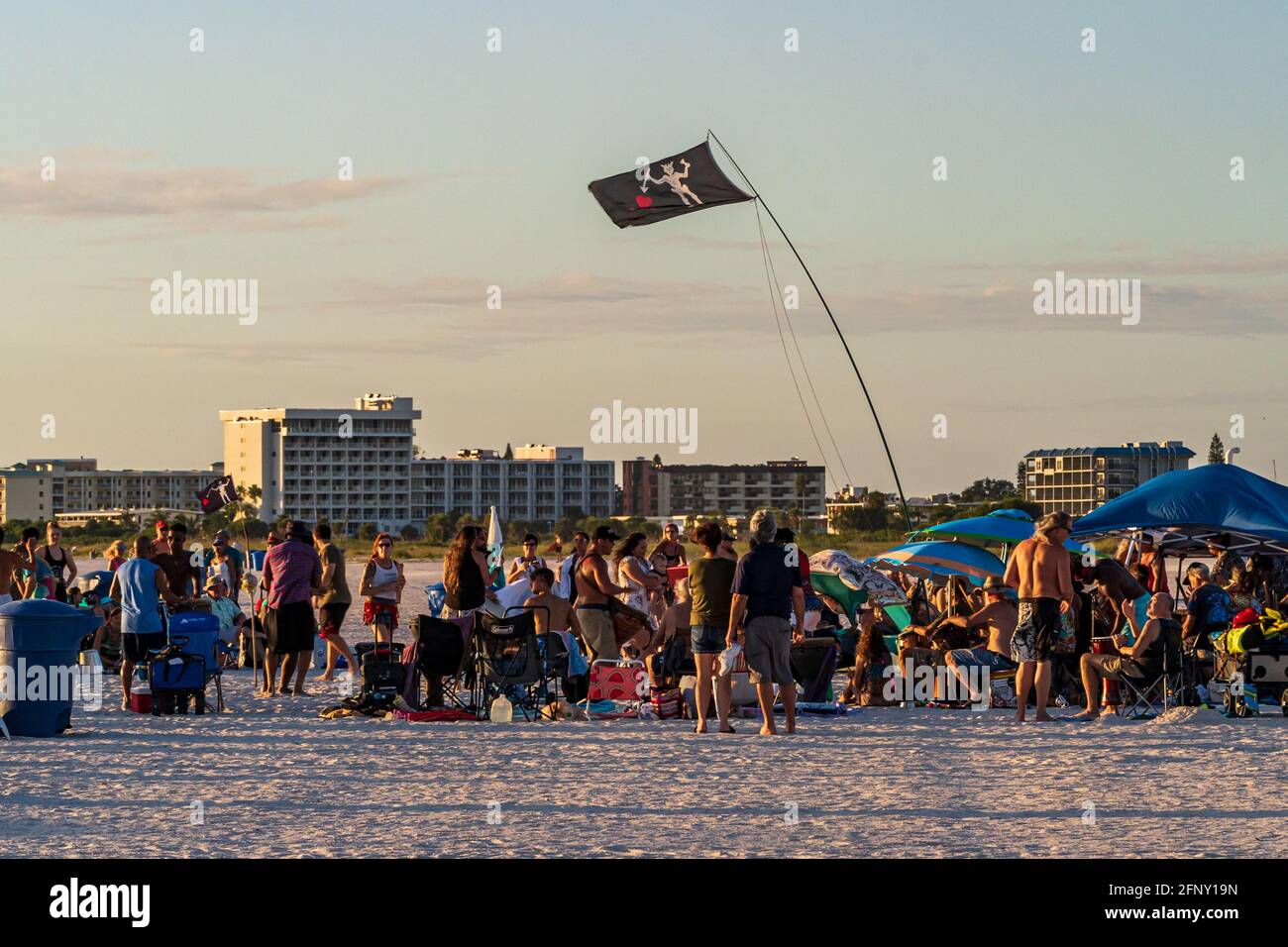 Gruppo di persone al Drum Circle in Florida Beach durante pandemia Foto Stock