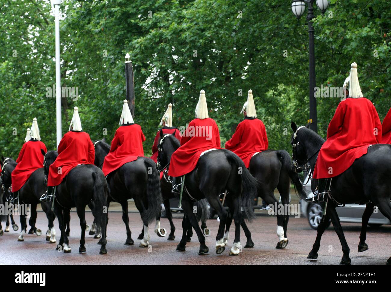 Guardie di cavalli reali a Londra indossando cappe ceremoniali rosse Foto Stock