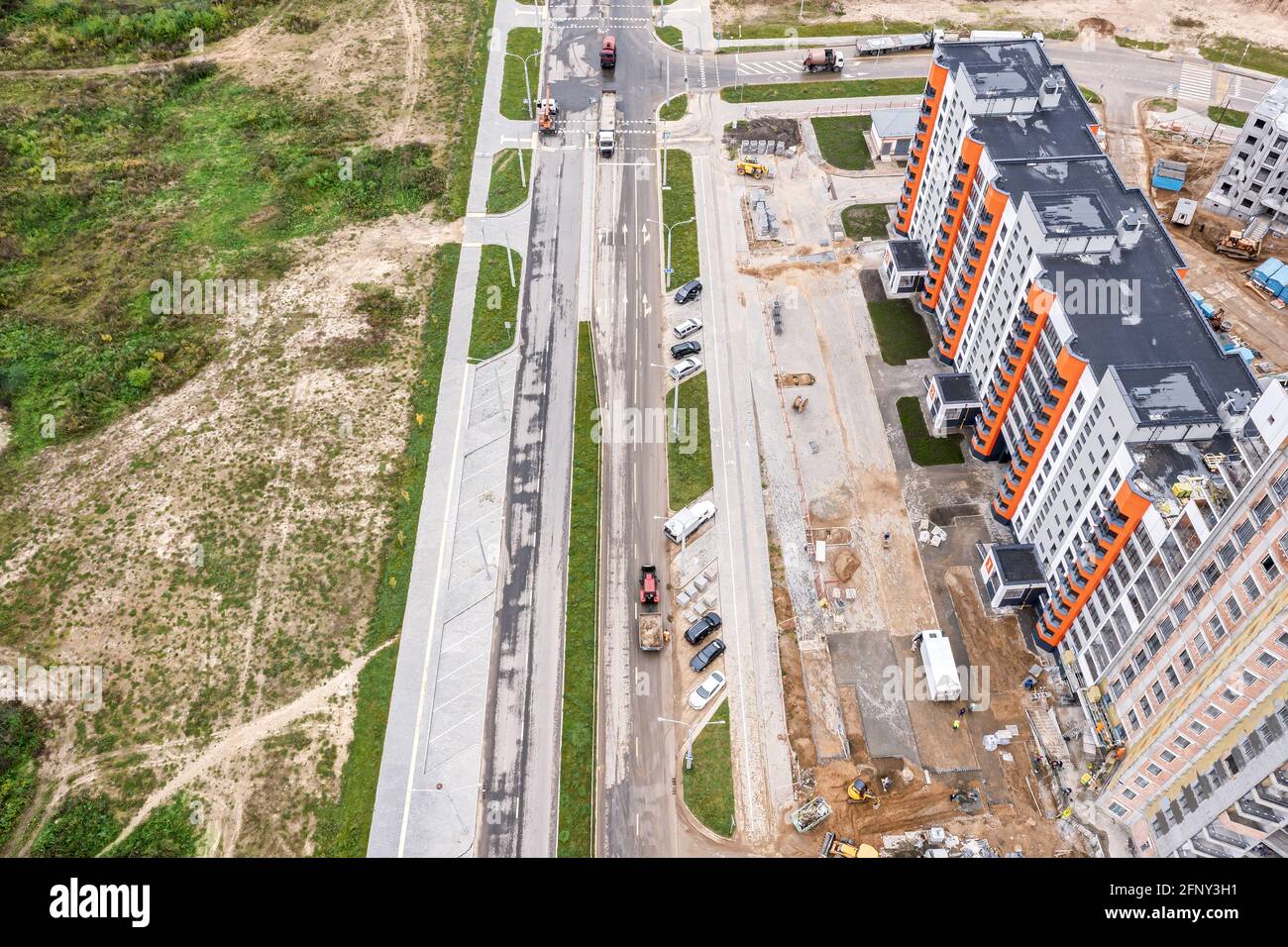 nuova zona residenziale. costruzione di un edificio residenziale a più piani. vista aerea. Foto Stock