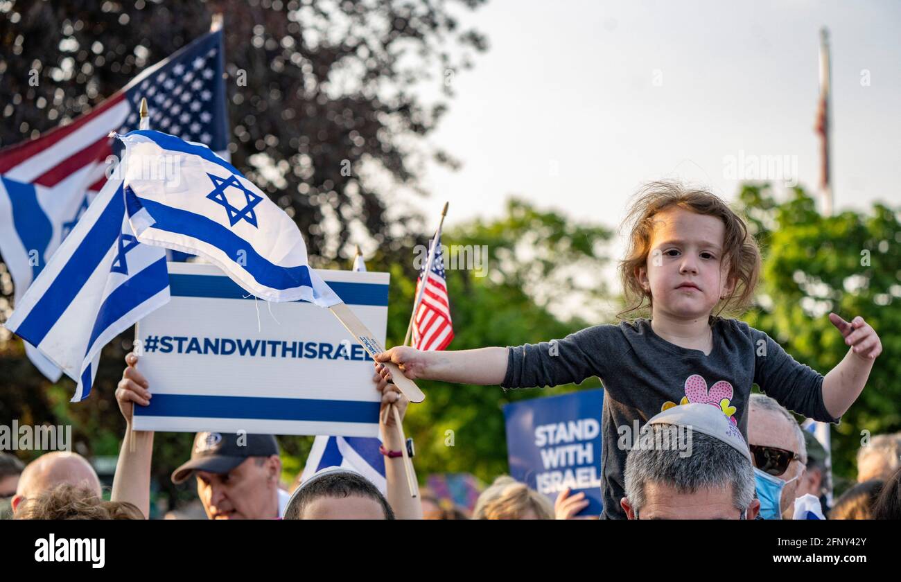 Newton Center, Massachusetts, Stati Uniti. 19 maggio 2021, Newton Center, Massachusetts, USA: I dimostranti di Pro Israel si radunano a sostegno di Israele durante il conflitto con la Palestina a Gaza e in Cisgiordania, nel Newton Center. Credit: Keiko Hiromi/AFLO/Alamy Live News Foto Stock
