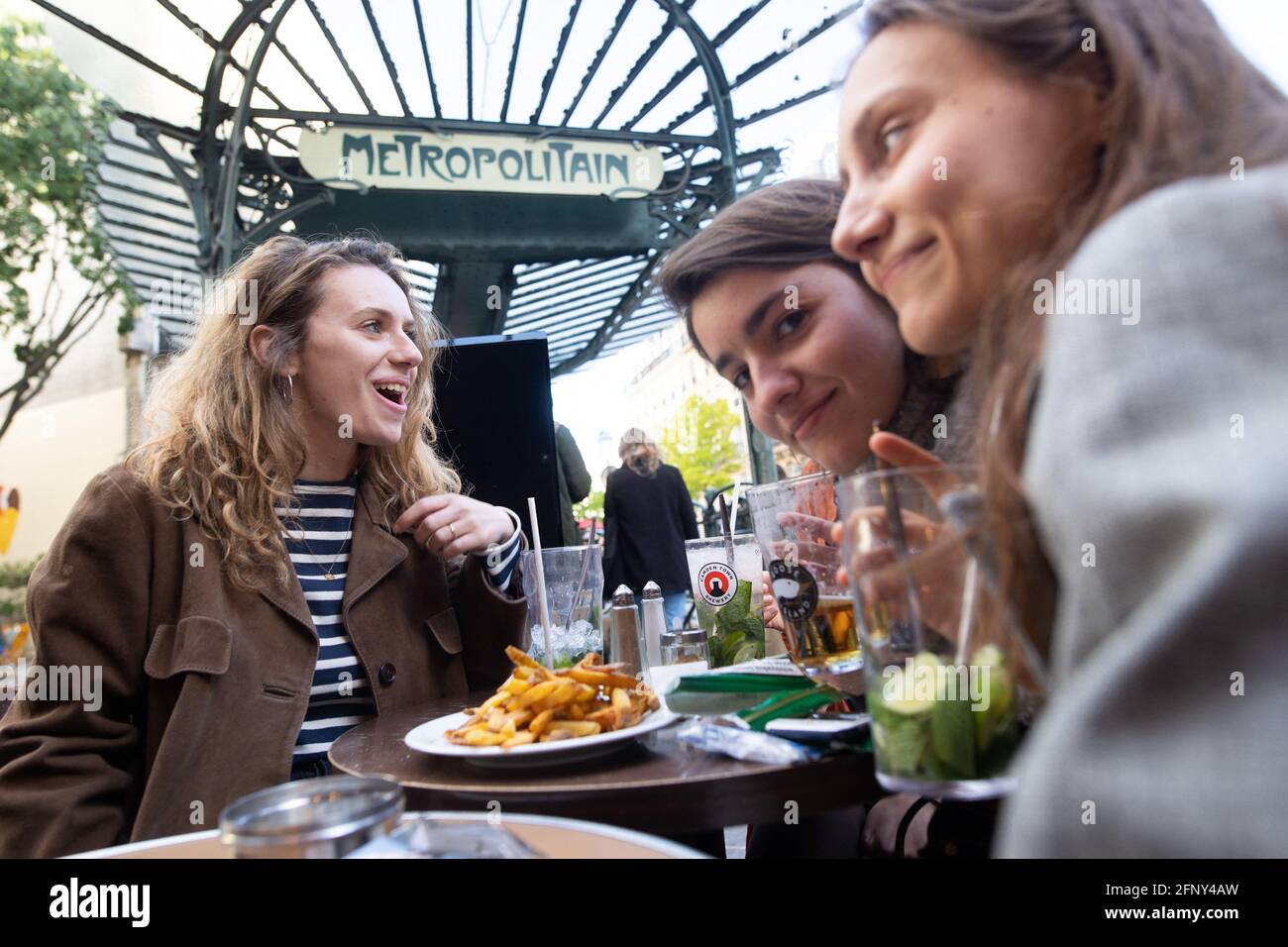 Le persone si siedono sulle terrazze esterne accanto alla stazione della metropolitana Chatelet, a Parigi, il 19 maggio 2021, come caffè, ristoranti e altre imprese riaperto come parte di un allentamento a livello nazionale a causa della pandemia Covid-19. I francesi hanno fatto la loro strada di ritorno ai caffè e hanno preparato le lunghe attese visite ai cinema e ai musei mentre il paese ha allentato le restrizioni in un ritorno alla semi-normalità dopo oltre sei mesi di Covid-19 Curbs.cafè e ristoranti con terrazze o giardini sul tetto possono ora offrire ristoranti all'aperto, nella seconda fase di un piano di blocco-sollevamento che dovrebbe culminare in una riapertura completa Foto Stock