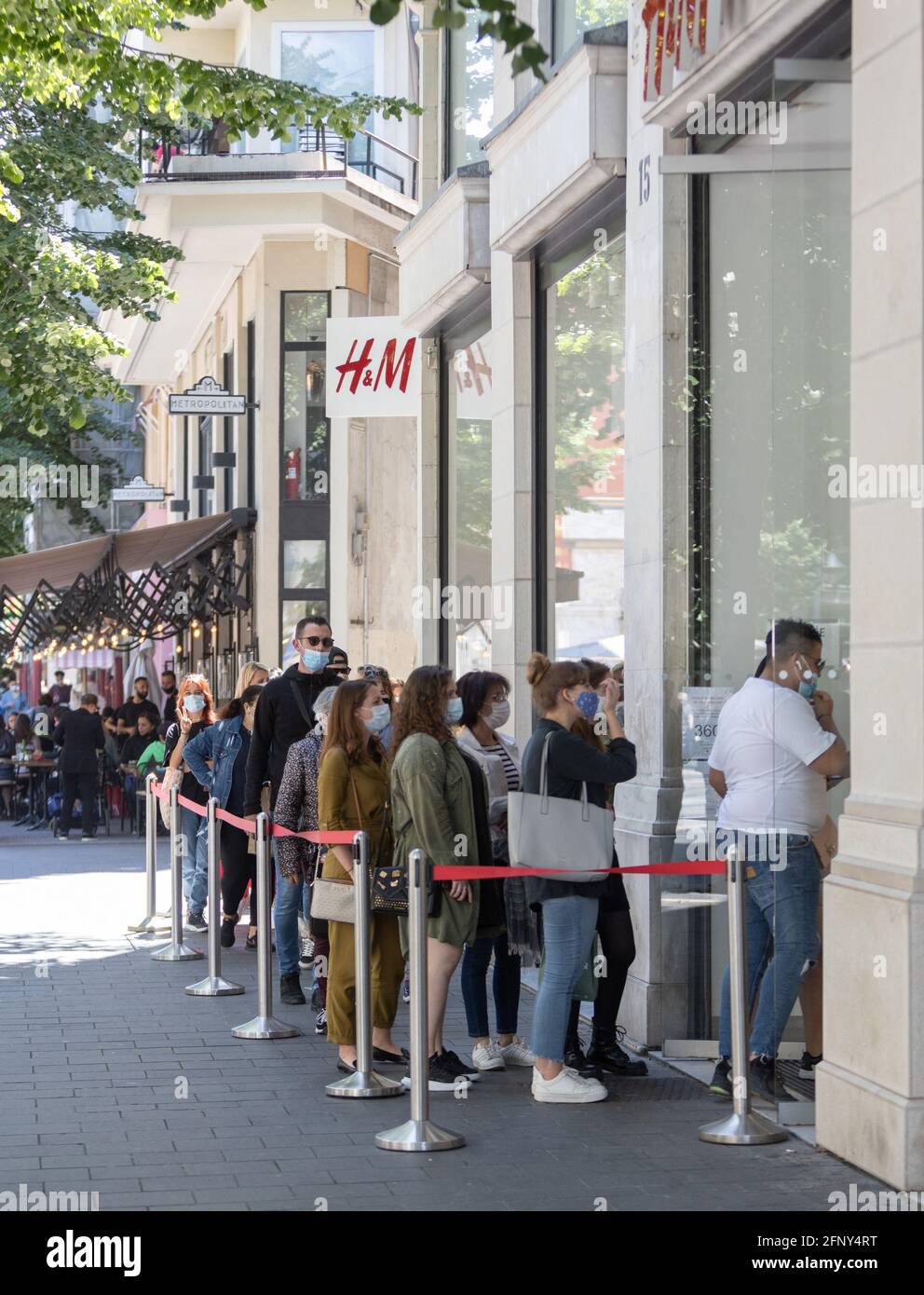 La gente si allineerà fuori da un negozio H&M il 19 maggio 2021 a Nizza,  nel sud della Francia. Bar, negozi e spazi culturali in tutta la Francia  hanno riaperto le loro