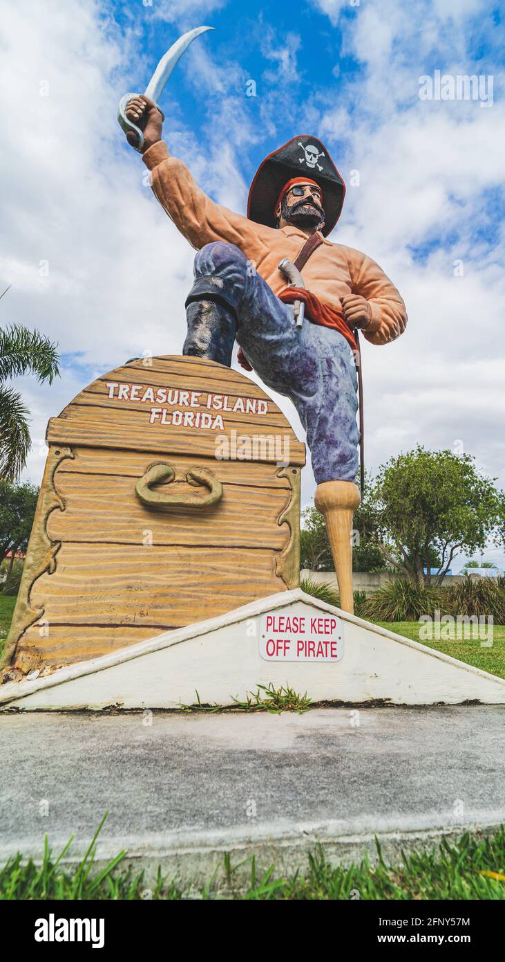 Statua dei pirati in piedi sul petto del tesoro con la spada sollevata a. il cielo Foto Stock