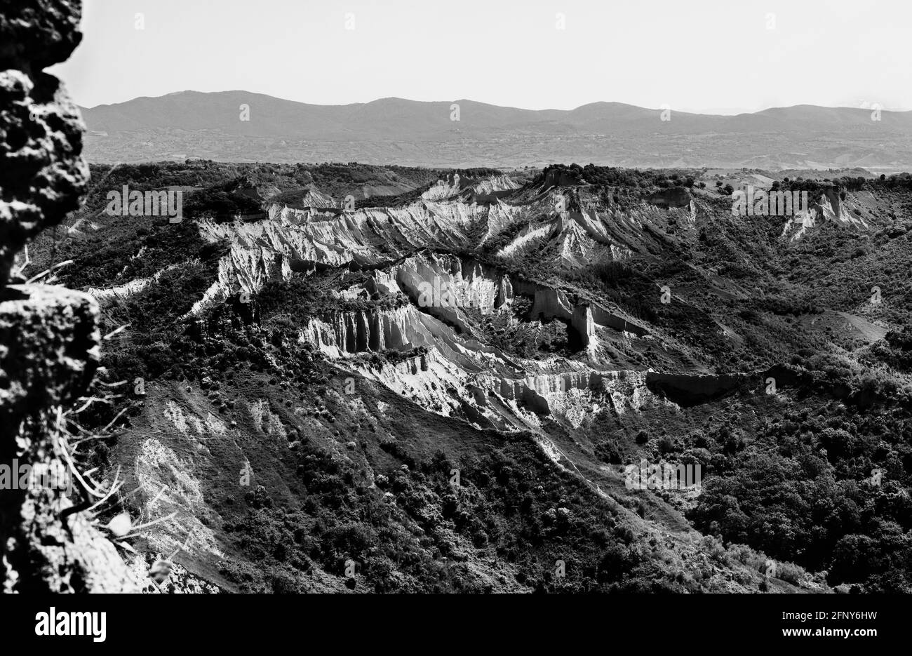 Vista della valle dei badlands - valle dei calanchi - nei pressi di Civita di Bagnoregio , Italia , la morfologia è causata da erosione e frane Foto Stock