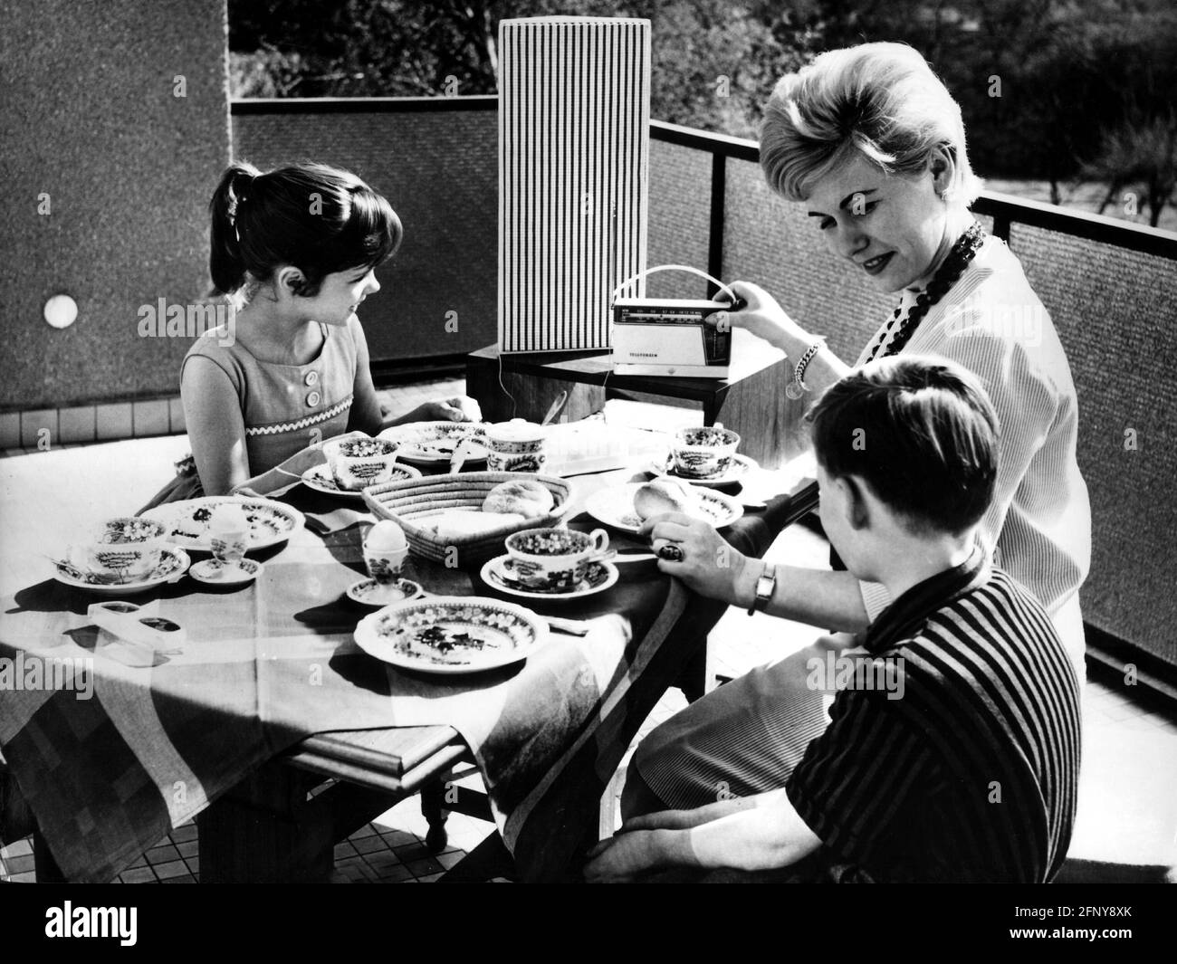 Trasmissione, radio, madre con bambini seduti al tavolo e ascoltando la radio, anni 60, ULTERIORI-DIRITTI-AUTORIZZAZIONE-INFORMAZIONI-NON-DISPONIBILI Foto Stock