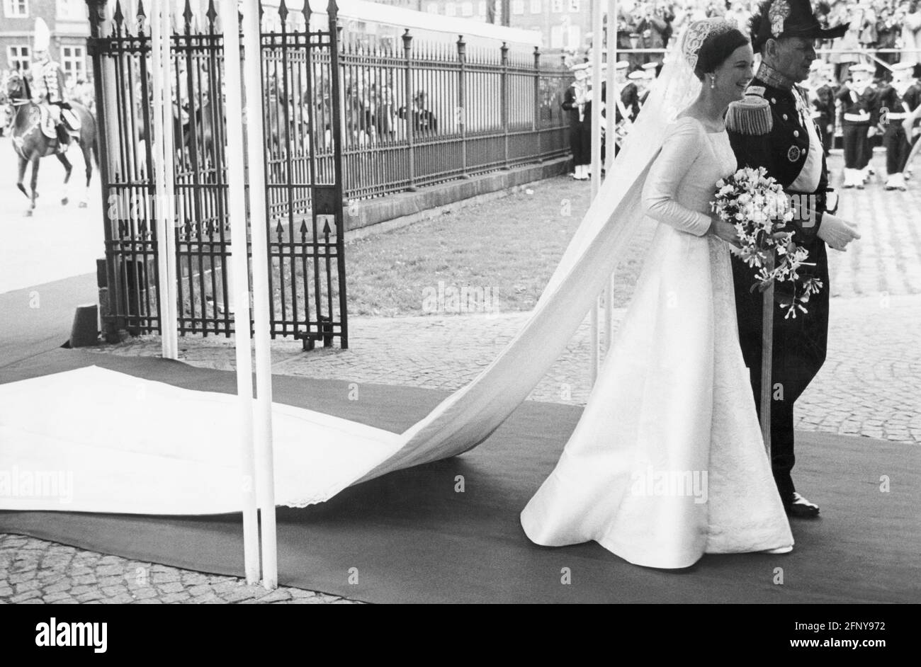 Margrethe II, * 16.4.1940, Regina di Danimarca dal 14.1.1972, a lunghezza intera, con suo padre, DIRITTI-AGGIUNTIVI-AUTORIZZAZIONE-INFORMAZIONI-NON-DISPONIBILI Foto Stock