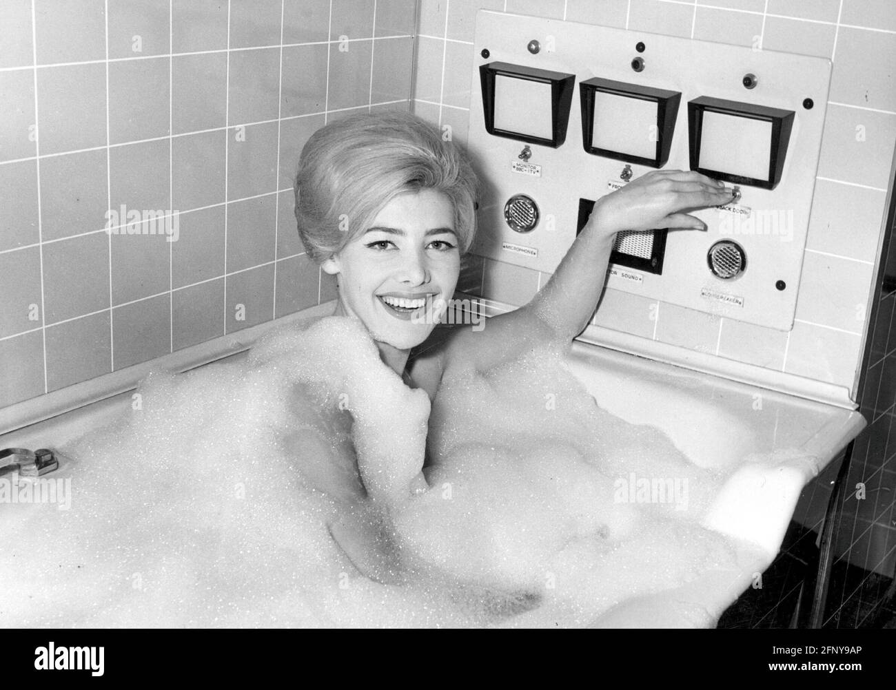 Trasmissione, televisione, donna in bagno con piccoli schermi TV, circa anni '60, DIRITTI AGGIUNTIVI-CLEARANCE-INFO-NON-DISPONIBILE Foto Stock