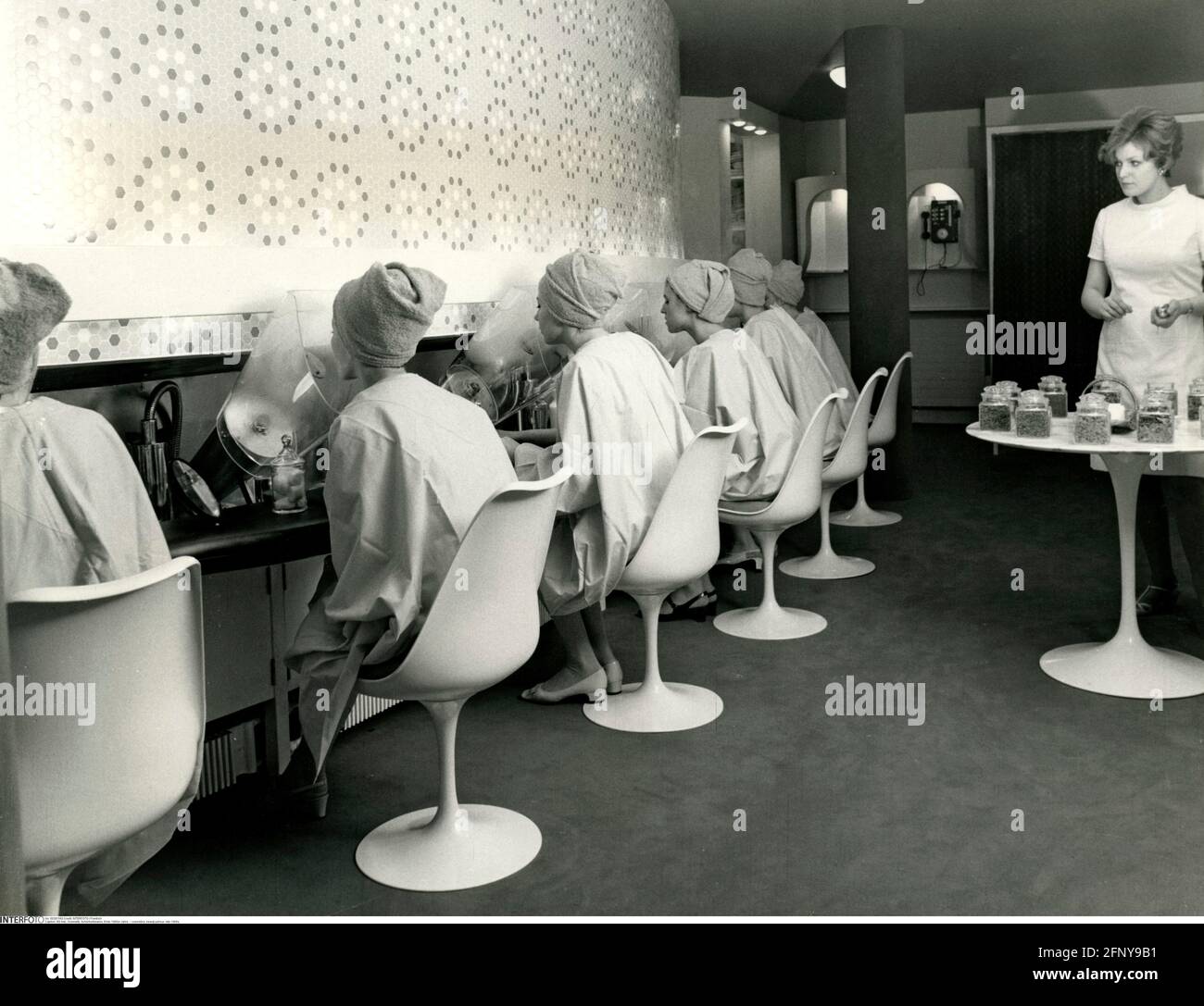 Cosmetici, salone di bellezza, fine anni '60, DIRITTI-AGGIUNTIVI-CLEARANCE-INFO-NON-DISPONIBILE Foto Stock