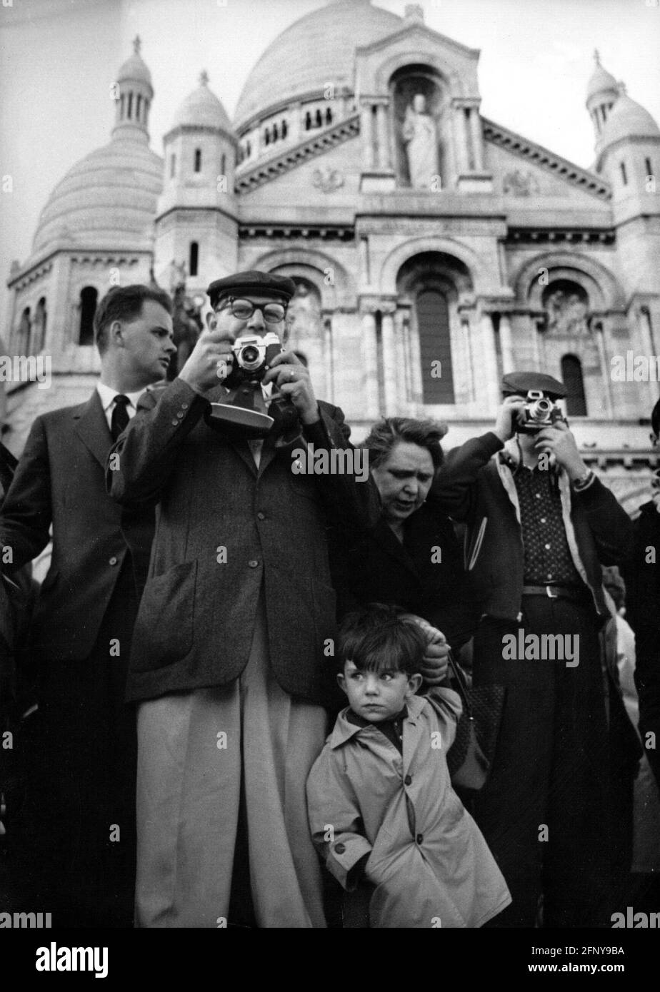 turismo, turisti, gruppo di turisti con telecamere, Sacre Coeur, Parigi, Francia, 1960, INFORMAZIONI-AGGIUNTIVE-DIRITTI-AUTORIZZAZIONE-NON-DISPONIBILI Foto Stock