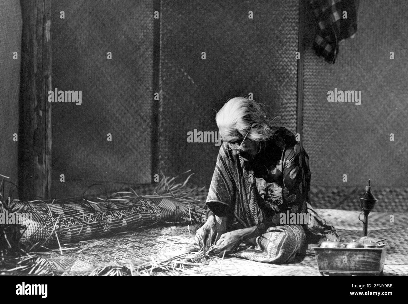 Persone, donne, anziana seduta a terra e annodando un tappeto, Malesia, DIRITTI AGGIUNTIVI-AUTORIZZAZIONE-INFORMAZIONI-NON-DISPONIBILI Foto Stock