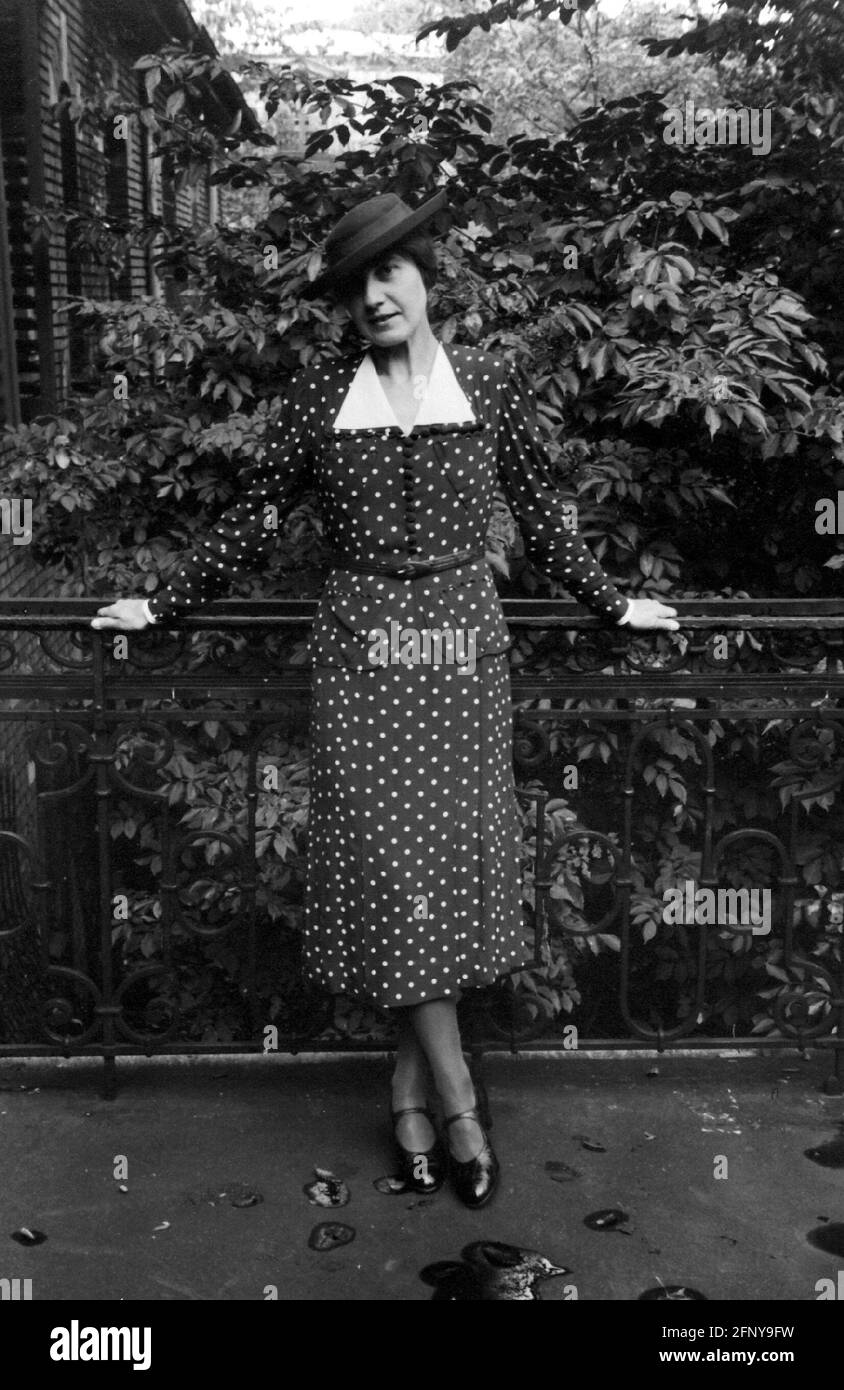 Moda, anni '30, la moda di ladie, donna con costume e cappello macchiati, ottobre 1938, ULTERIORI-DIRITTI-AUTORIZZAZIONE-INFO-NON-DISPONIBILE Foto Stock