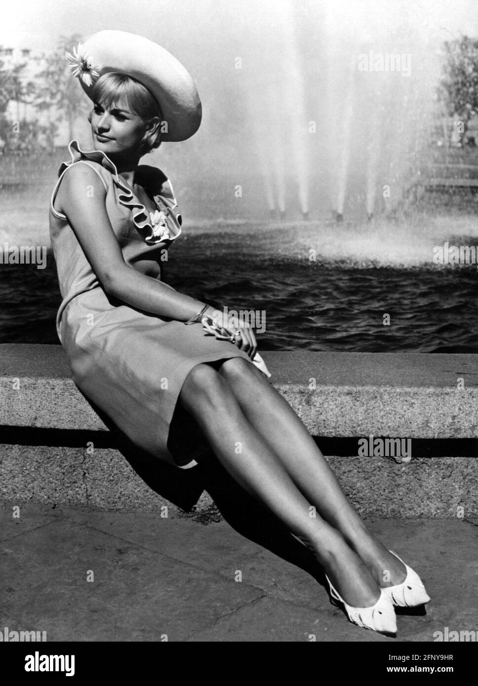Moda, anni '60, moda donna, modello in posa alla fontana, DIRITTI-AGGIUNTIVI-CLEARANCE-INFO-NON-DISPONIBILE Foto Stock