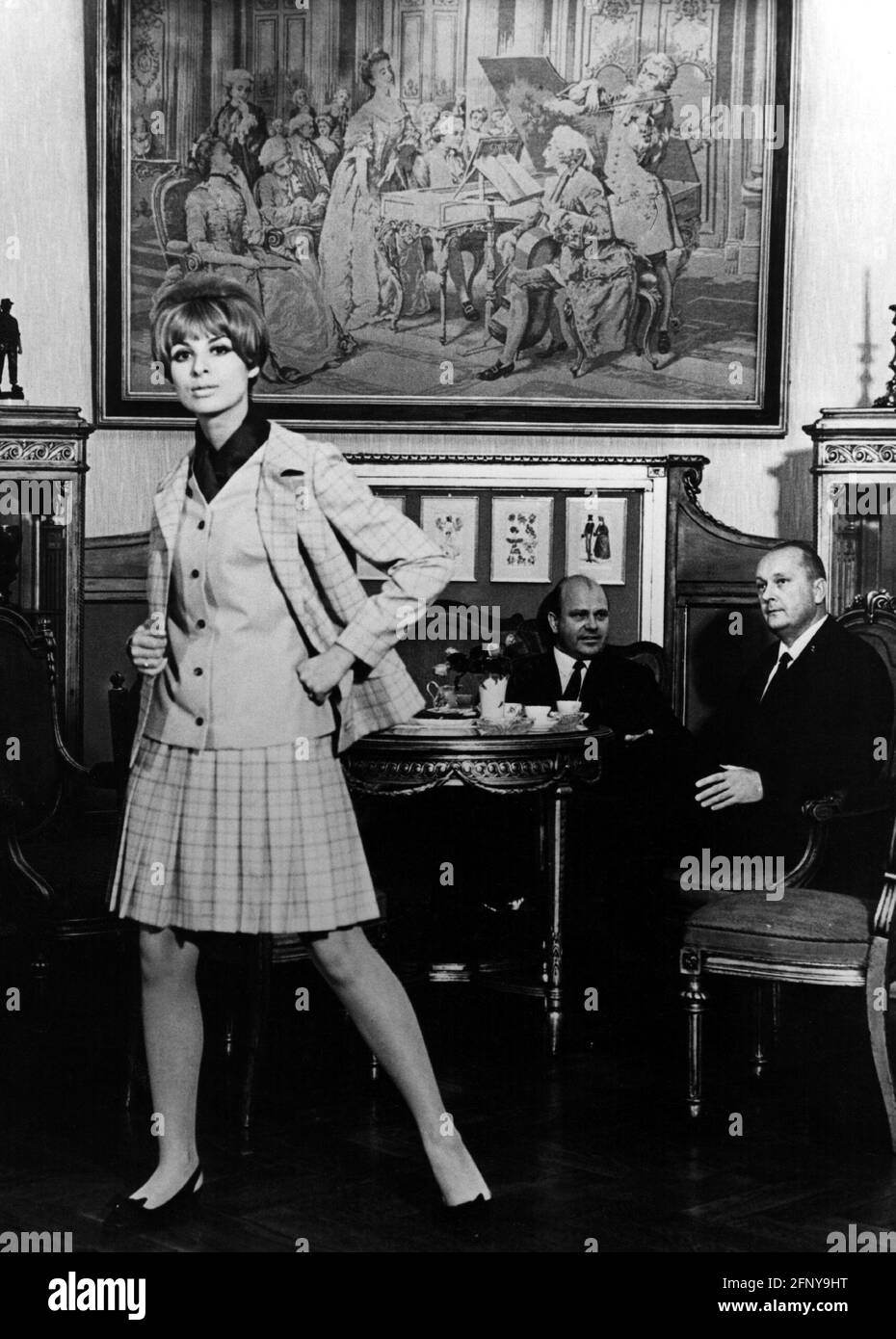 moda, anni '60, moda donna, gonna a pieghe, gilet e giacca, INFORMAZIONI-AGGIUNTIVE-DIRITTI-AUTORIZZAZIONE-NON-DISPONIBILI Foto Stock