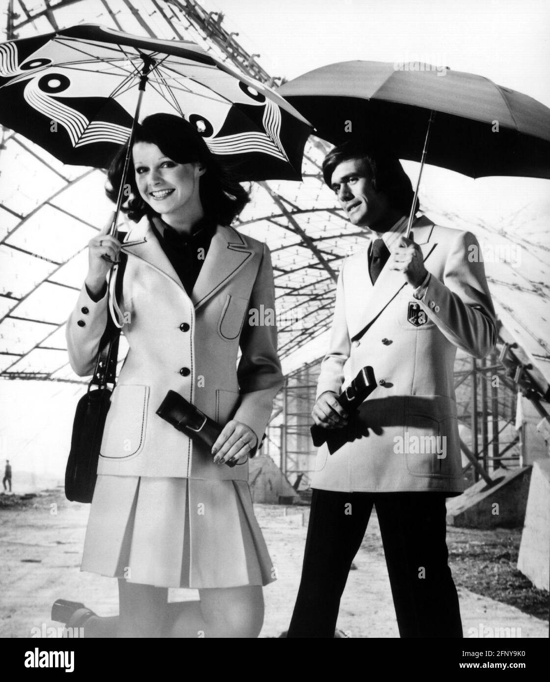 Moda, accessori, ombrello, coppia con ombrelli, Boy Olympic, Monaco di Baviera, Germania, anni settanta, INFORMAZIONI-DIRITTI-AGGIUNTIVI-DI-LIQUIDAZIONE-NON-DISPONIBILI Foto Stock