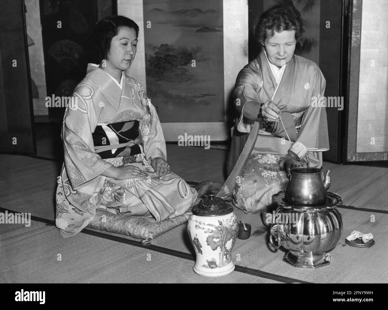 Geografia / viaggio, Giappone, persone, giapponese e donna europea alla cerimonia del tè, Londra, 1953, DIRITTI AGGIUNTIVI-CLEARANCE-INFO-NON-DISPONIBILE Foto Stock