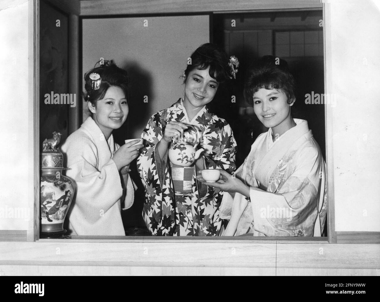 Geografia / viaggio, Giappone, persone, donne, tre giovani donne in kimono con tè, anni '60, DIRITTI AGGIUNTIVI-CLEARANCE-INFO-NON-DISPONIBILE Foto Stock