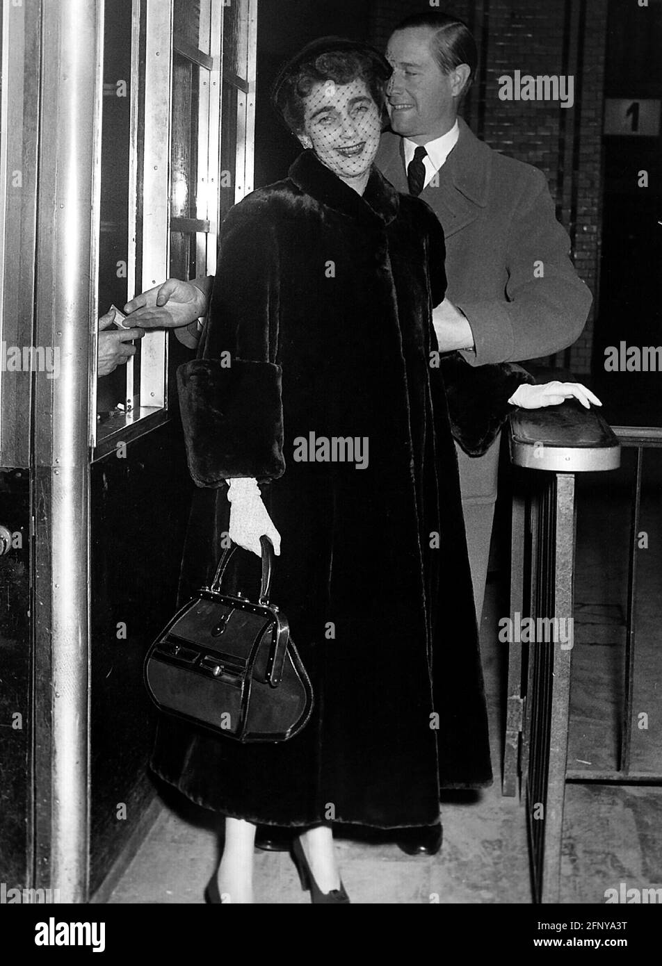 Hutton, Barbara, 14.11.1912 - 11.5.1979, erede di Woolworth, lunghezza intera, INFORMAZIONI-AGGIUNTIVE-DIRITTI-AUTORIZZAZIONE-NON-DISPONIBILI Foto Stock