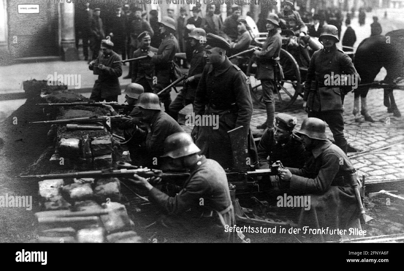 Revolution 1918/1919, Berlino, barricata a Frankfurter Allee, cartolina fotografica, 1918 novembre 1910, DIRITTI-AGGIUNTIVI-AUTORIZZAZIONE-INFORMAZIONI-NON-DISPONIBILI Foto Stock