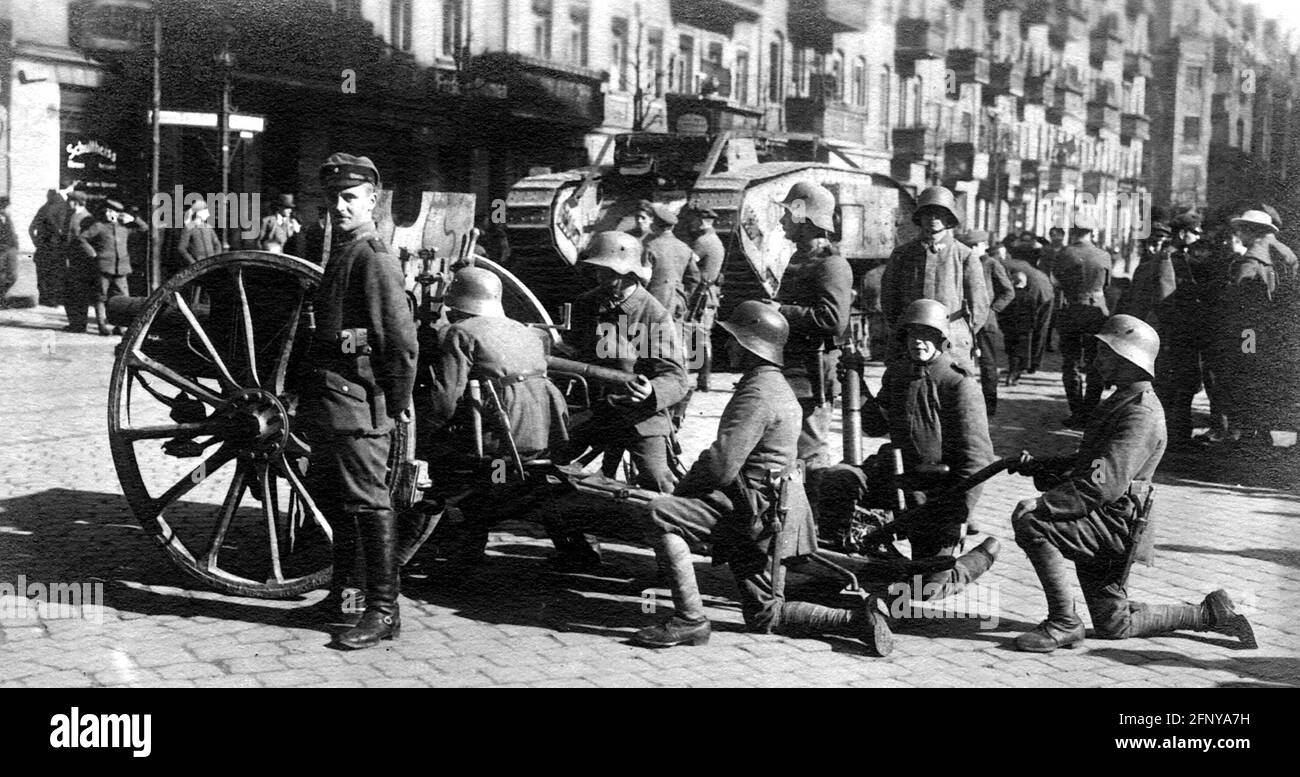 Revolution 1918/1919, Berlin Lichtenberg, Cannon and Tank in Simon-Dach Street, 1918 novembre 1910s, ADDITIONAL-RIGHTS-CLEARANCE-INFO-NOT-AVAILABLE Foto Stock