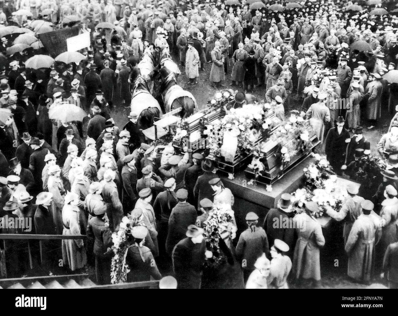 Revolution 1918/1919, Berlino, manifestazione funeraria per le vittime, 1918, 1910, 10, 20 ° secolo, INFORMAZIONI-AGGIUNTIVE-DIRITTI-AUTORIZZAZIONE-NON-DISPONIBILI Foto Stock