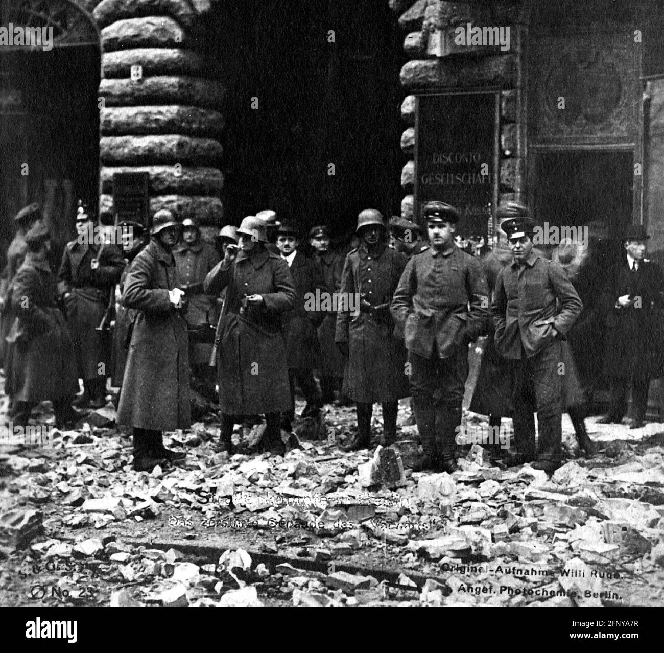 Revolution 1918/1919, Berlino, soldati al di fuori di un edificio distrutto 'Vorwerts', novembre 1918, DIRITTI-AGGIUNTIVI-AUTORIZZAZIONE-INFORMAZIONI-NON-DISPONIBILI Foto Stock
