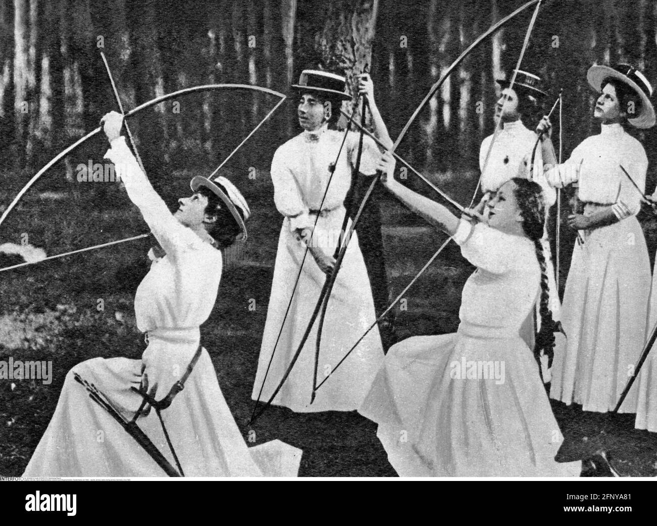 Sport, tiro con l'arco, Signore durante il tiro con l'arco, Germania, circa 1900, INFORMAZIONI-AGGIUNTIVE-DIRITTI-AUTORIZZAZIONE-NON-DISPONIBILI Foto Stock