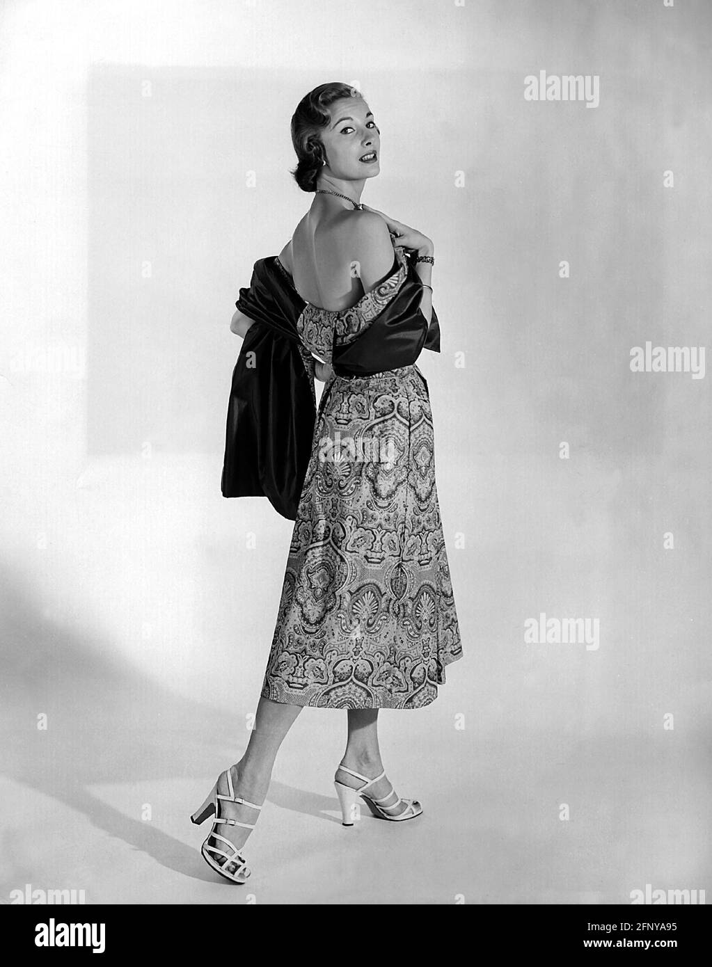 Moda, anni '50, moda donna, donna che indossa abito da sera, lunghezza intera, DIRITTI-AGGIUNTIVI-CLEARANCE-INFO-NON-DISPONIBILE Foto Stock