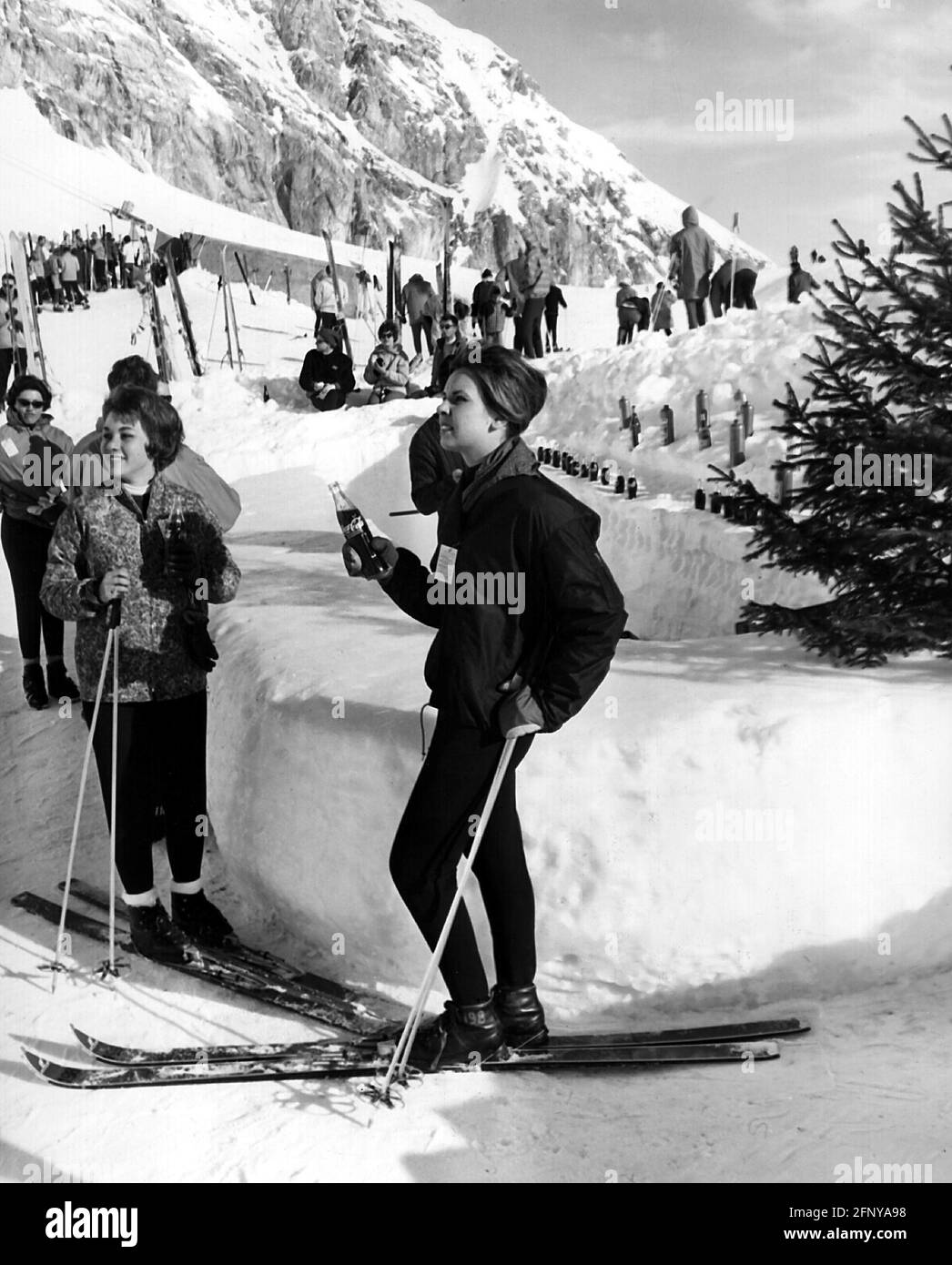 Sport, sport invernali, sci, sciatore allo snow bar, Zugspitze, 1964, DIRITTI-AGGIUNTIVI-CLEARANCE-INFO-NON-DISPONIBILE Foto Stock
