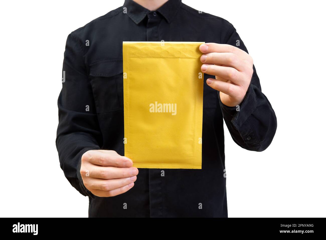 Vista di ritaglio di una busta di bolla imbottita che è tenuto da un uomo in una uniforme nera isolata su bianco. Foto Stock