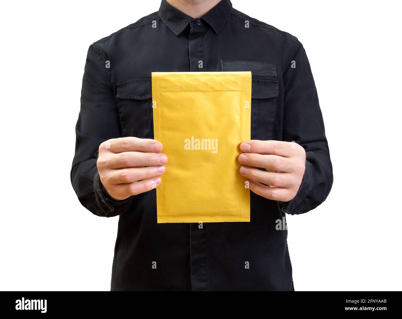Primo piano di una busta imbottita di bolle che viene tenuta da un uomo che indossa una uniforme nera isolata su bianco. Foto Stock