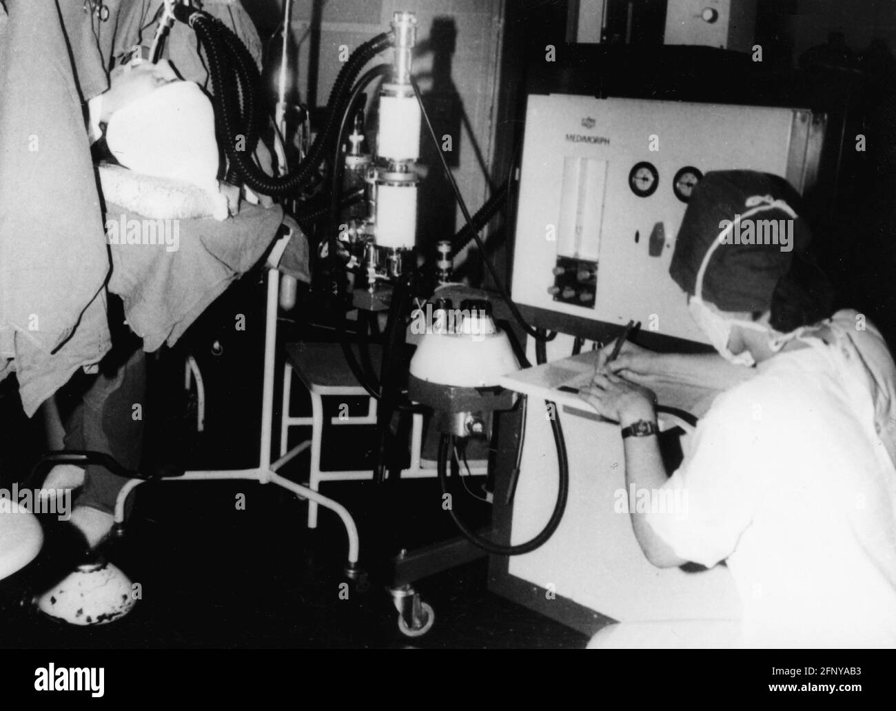 Medicina, narcosi, protocollo narcosi, documentazione della narcosi durante l'intubazione, anni '60, INFORMAZIONI-DI-CLEARANCE-DIRITTI-AGGIUNTIVI-NON-DISPONIBILI Foto Stock