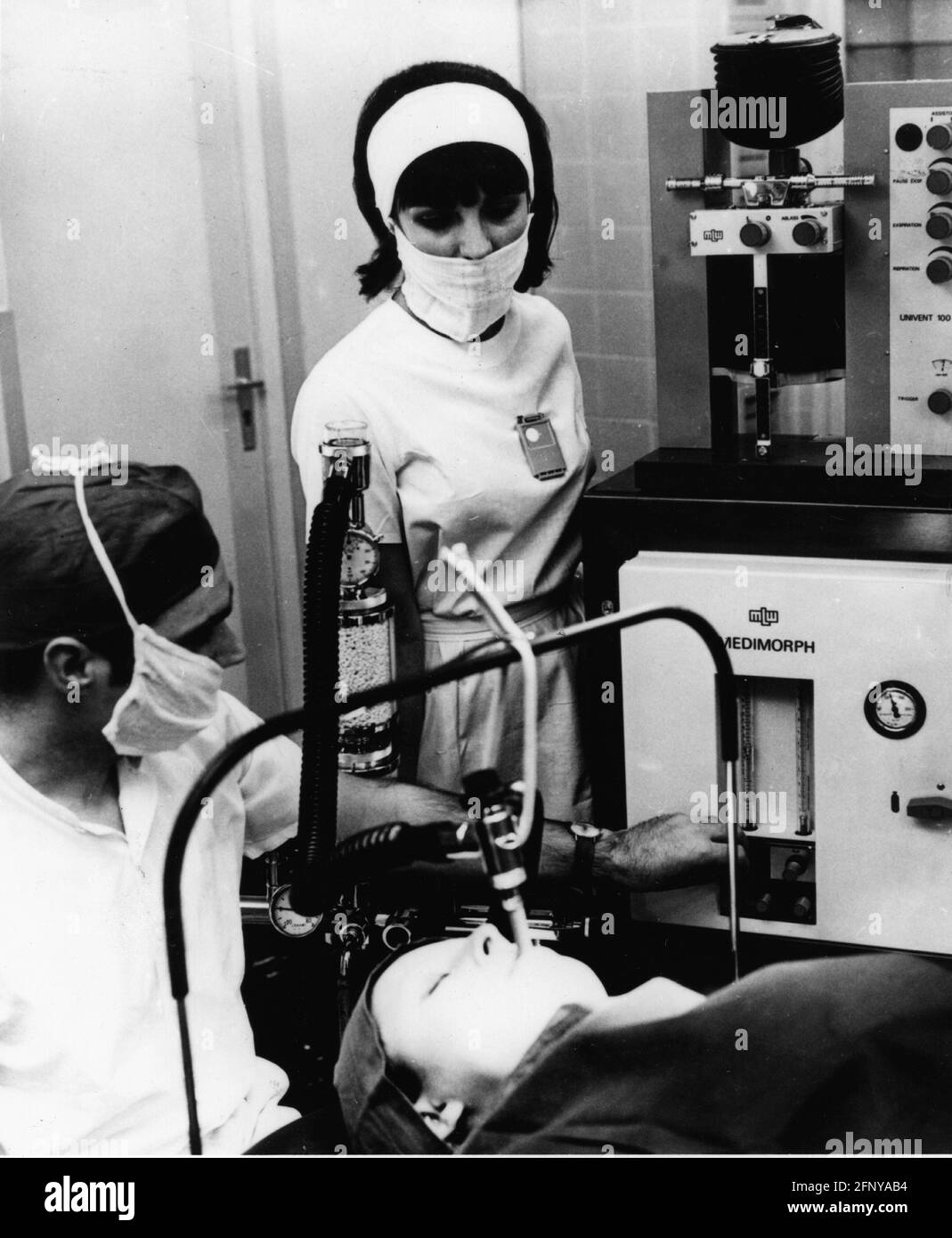 Medicina, narcosi, macchina anestetica, anestesista e infermiere assistenziale con paziente, anni '60, INFORMAZIONI-DI-CLEARANCE-DIRITTI-AGGIUNTIVI-NON-DISPONIBILI Foto Stock