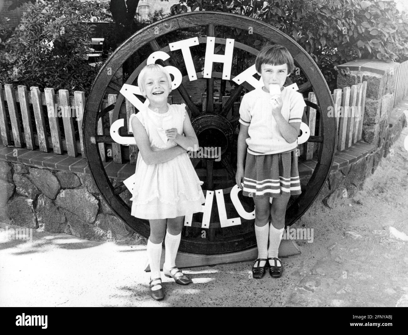 Persone, bambini, mangiare, due ragazze con le lecche ghiacciate, Germania, anni 60, DIRITTI AGGIUNTIVI-CLEARANCE-INFO-NON-DISPONIBILE Foto Stock