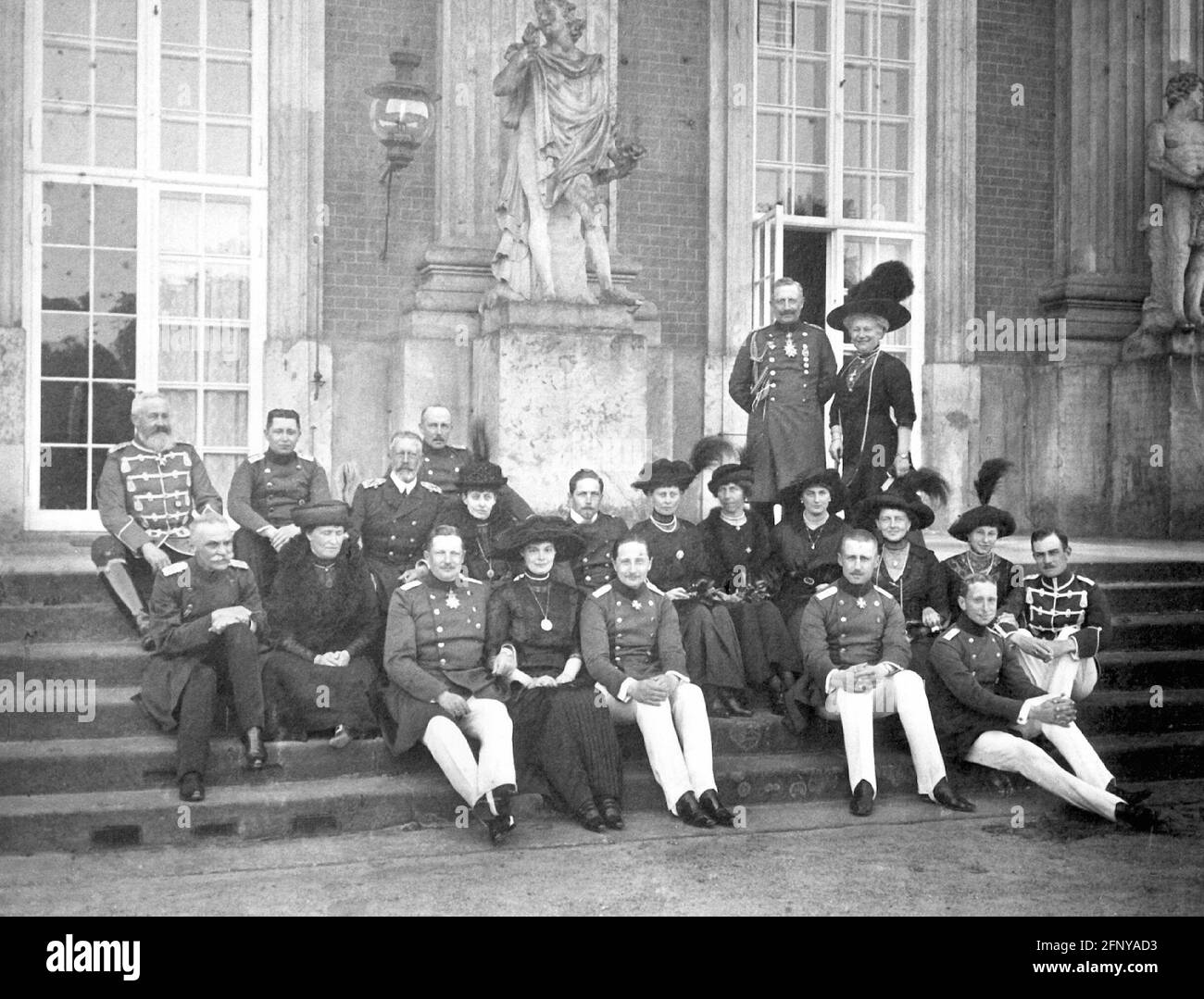 Wilhelm II, 27.1.1859 - 4.6.1941, imperatore tedesco 1888 - 1918, con famiglia, foto di gruppo, circa 1900, DIRITTI-AGGIUNTIVI-CLEARANCE-INFO-NON-DISPONIBILE Foto Stock