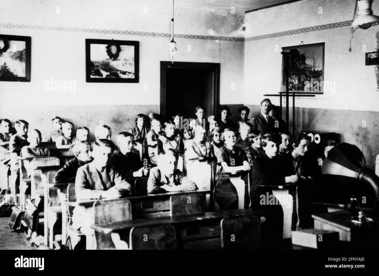 Trasmissione, radio, scuola lezione con un apparecchio radio, 1920, DIRITTI-AGGIUNTIVI-AUTORIZZAZIONE-INFORMAZIONI-NON-DISPONIBILI Foto Stock