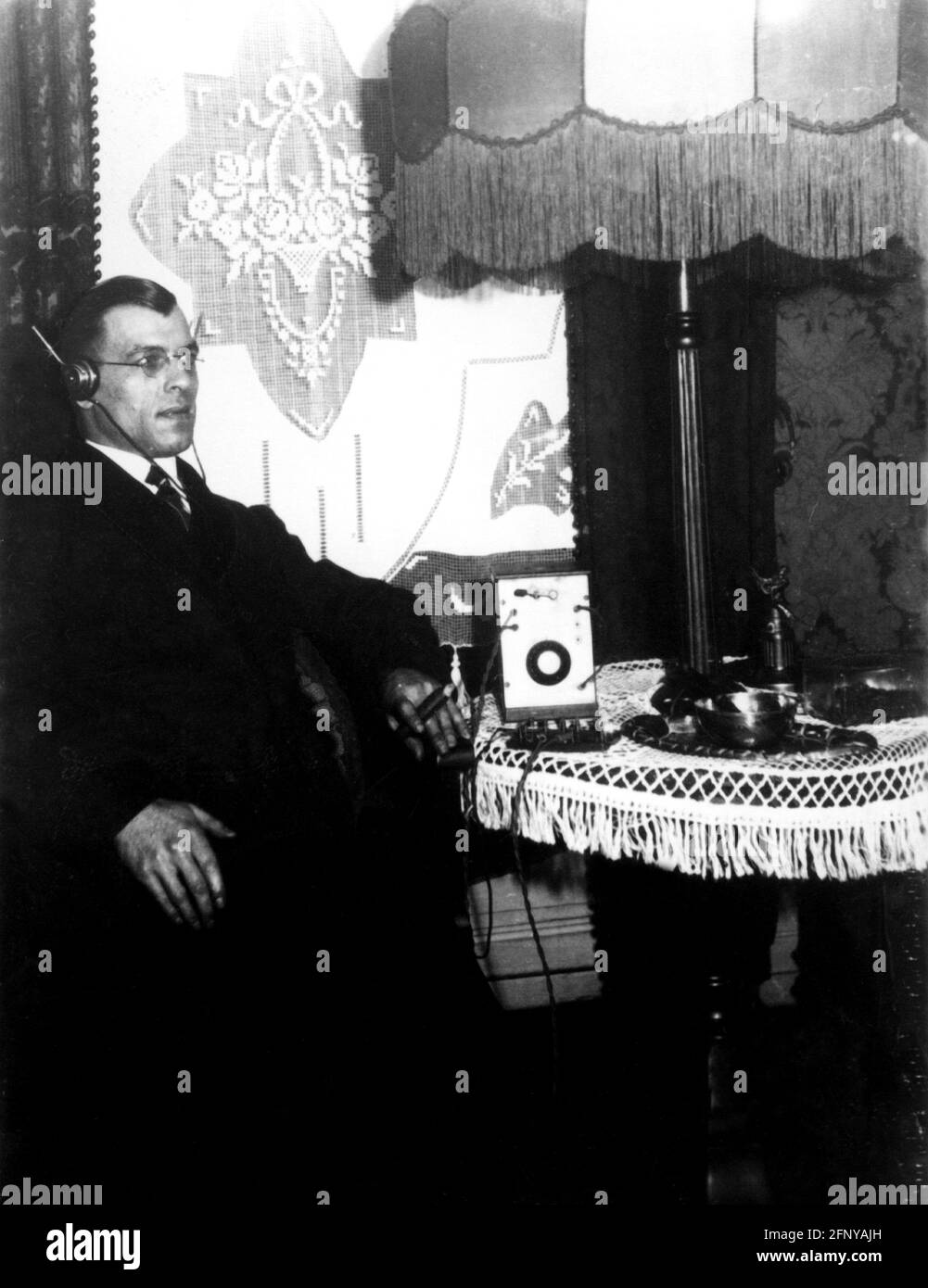 Broadcast, radio, MAN sta ascoltando la radio con le cuffie, AEG Telefunken radio set, 1920, ULTERIORI-DIRITTI-CLEARANCE-INFORMAZIONI-NON-DISPONIBILE Foto Stock