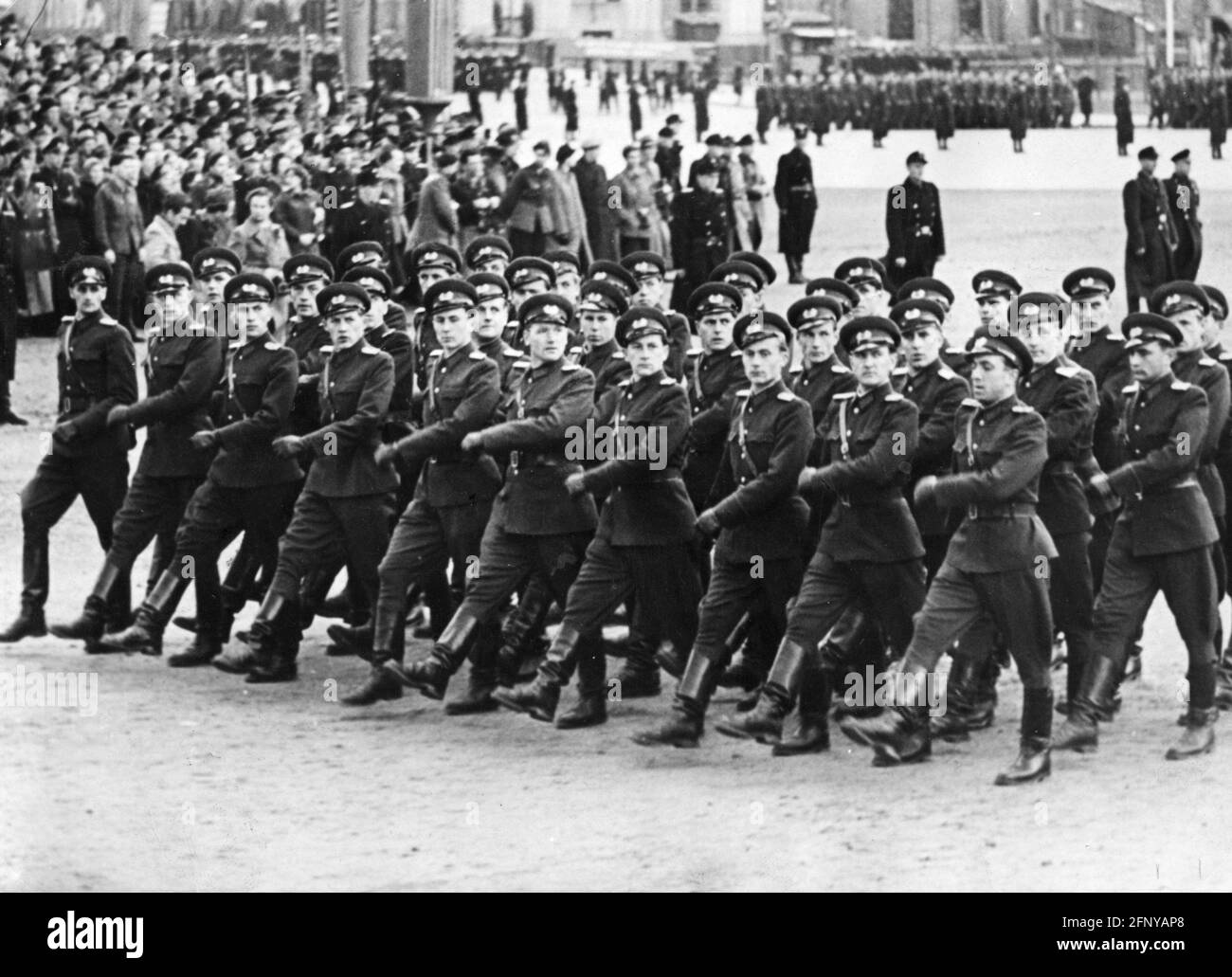 Polizia, Germania, Repubblica Democratica tedesca, polizia popolare, Esercito, PARACADUTISTI, PARATA, DIRITTI-AGGIUNTIVI-DI-AUTORIZZAZIONE-INFO-NON-DISPONIBILI Foto Stock