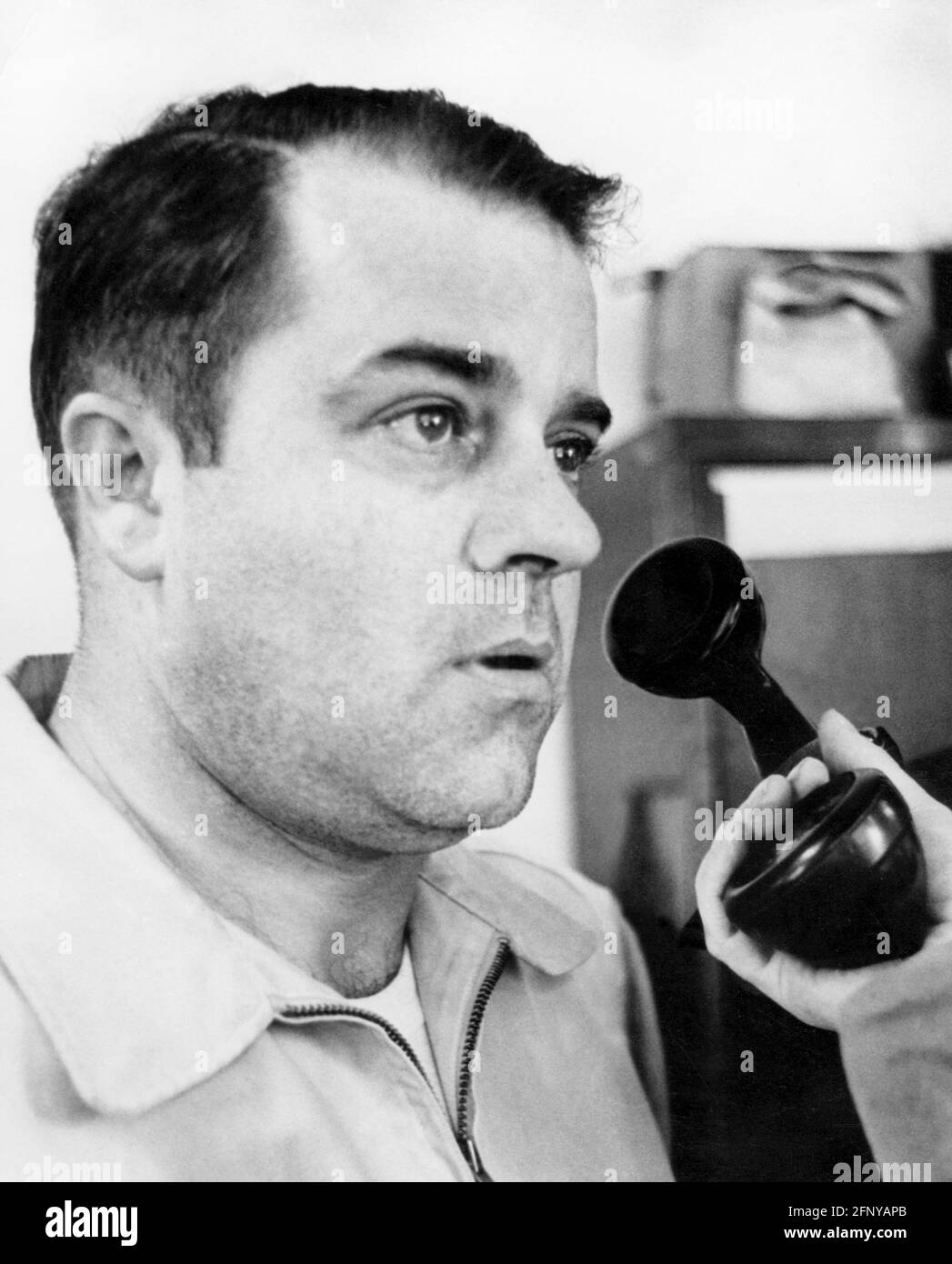 Persone, uomini, ritratto, uomo con ricevitore telefonico, anni '60, DIRITTI-AGGIUNTIVI-CLEARANCE-INFO-NON-DISPONIBILE Foto Stock