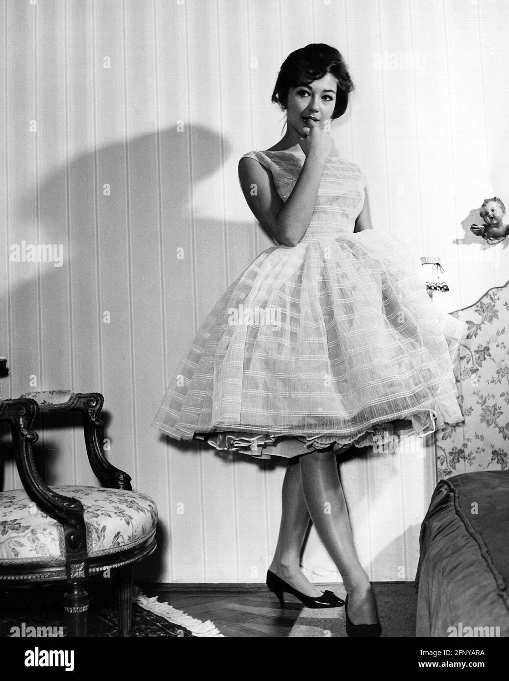 Kaufmann, Christine, 11.1.1945 - 28.3.2017, attrice tedesca, lunghezza intera, 1950, INFORMAZIONI-DI-AUTORIZZAZIONE-DIRITTI-AGGIUNTIVI-NON-DISPONIBILI Foto Stock