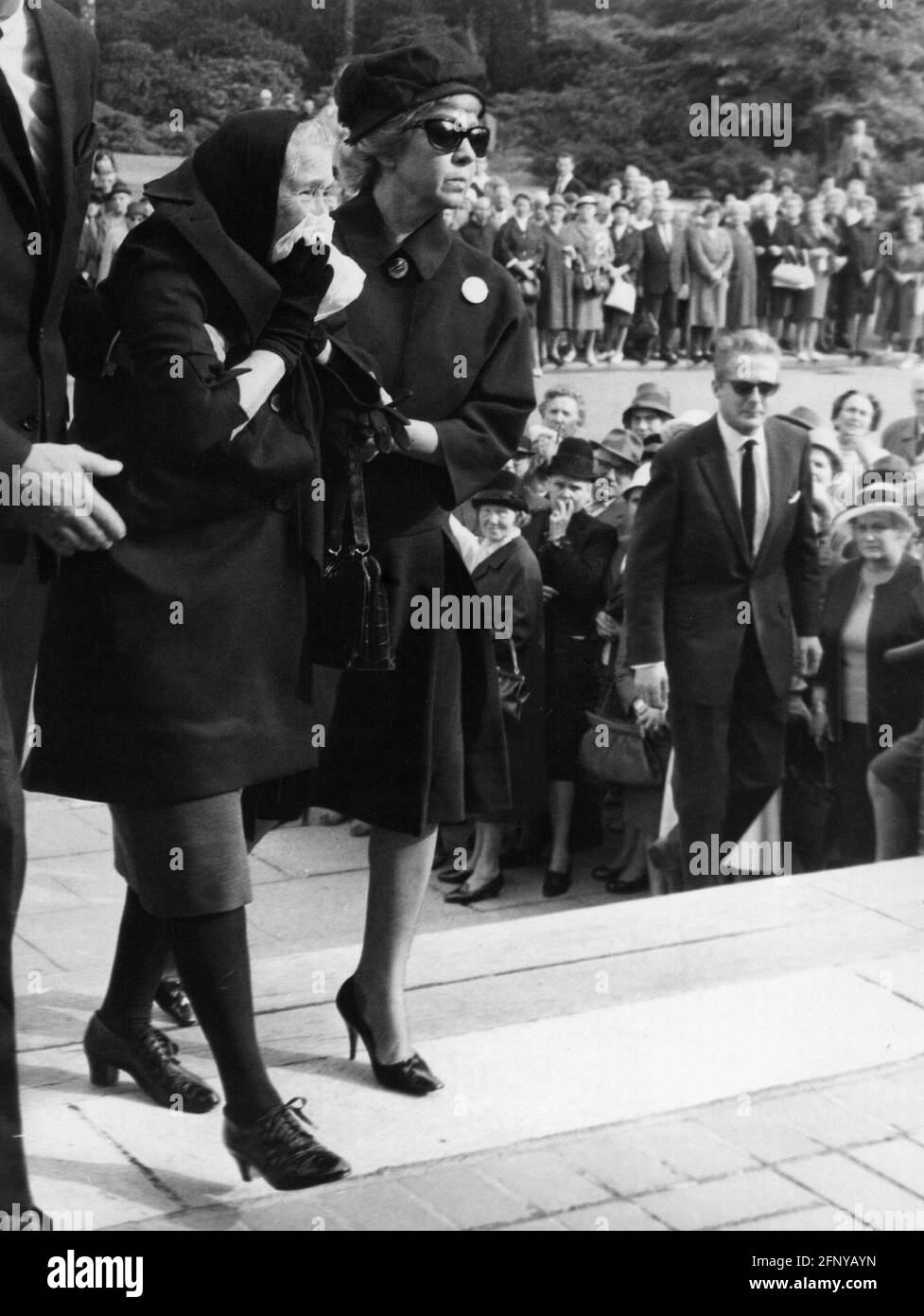 Meysel, Inge, 30.5.1910 - 10.7.2004, attrice tedesca, lunghezza intera, INFORMAZIONI-AGGIUNTIVE-DIRITTI-AUTORIZZAZIONE-NON-DISPONIBILI Foto Stock