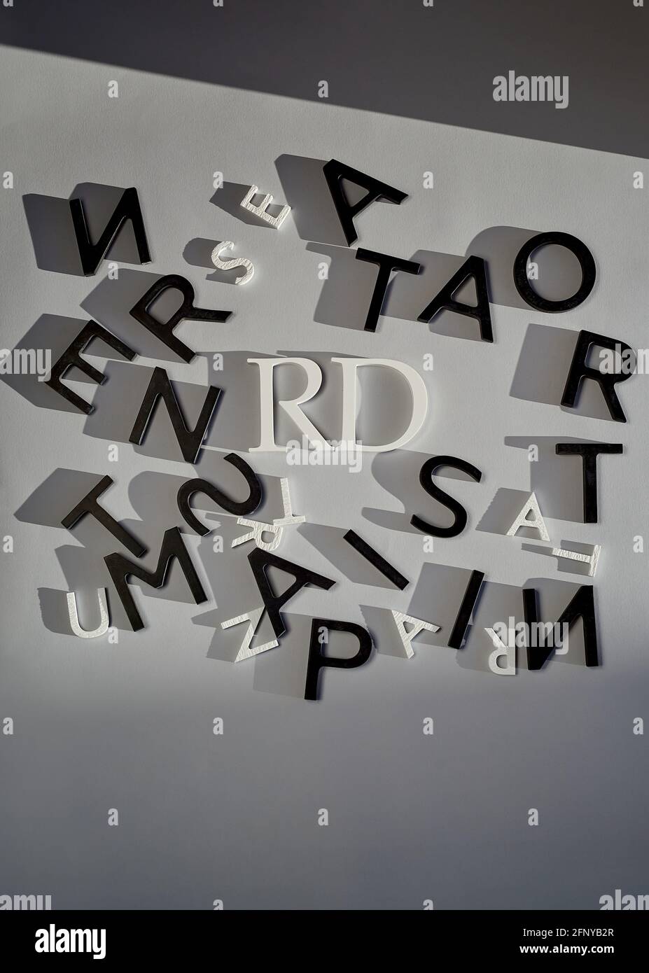 Raccolta di lettere in bianco e nero su sfondo grigio Foto Stock