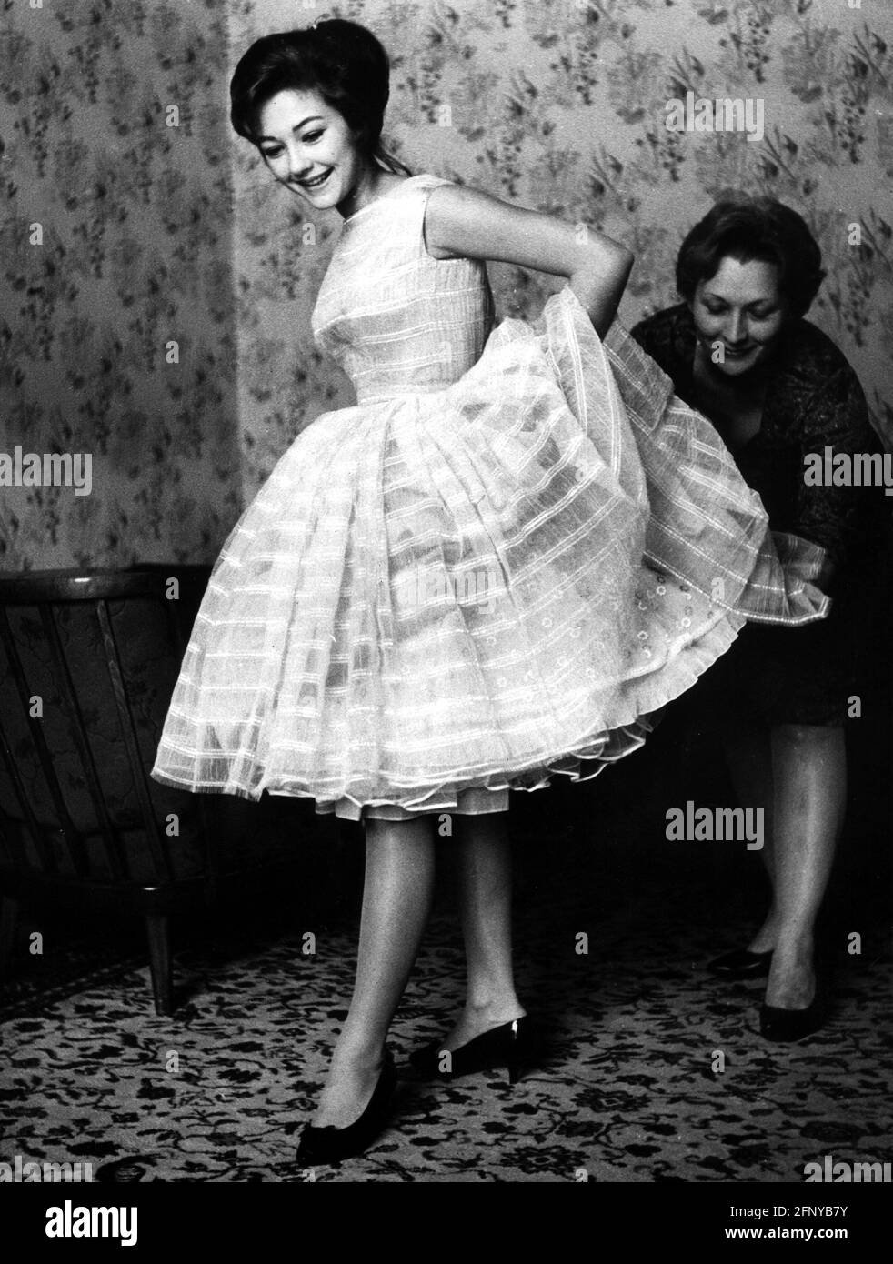 Kaufmann, Christine, 11.1.1945 - 28.3.2017, attrice tedesca, lunghezza intera, Con la madre, fitting, ADDITIONAL-RIGHTS-CLEARANCE-INFO-NOT-AVAILABLE Foto Stock