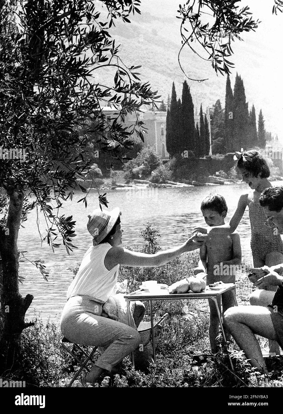 turismo, famiglia durante il picnic al Lago di Garda, 1955, DIRITTI-AGGIUNTIVI-AUTORIZZAZIONE-INFORMAZIONI-NON-DISPONIBILI Foto Stock