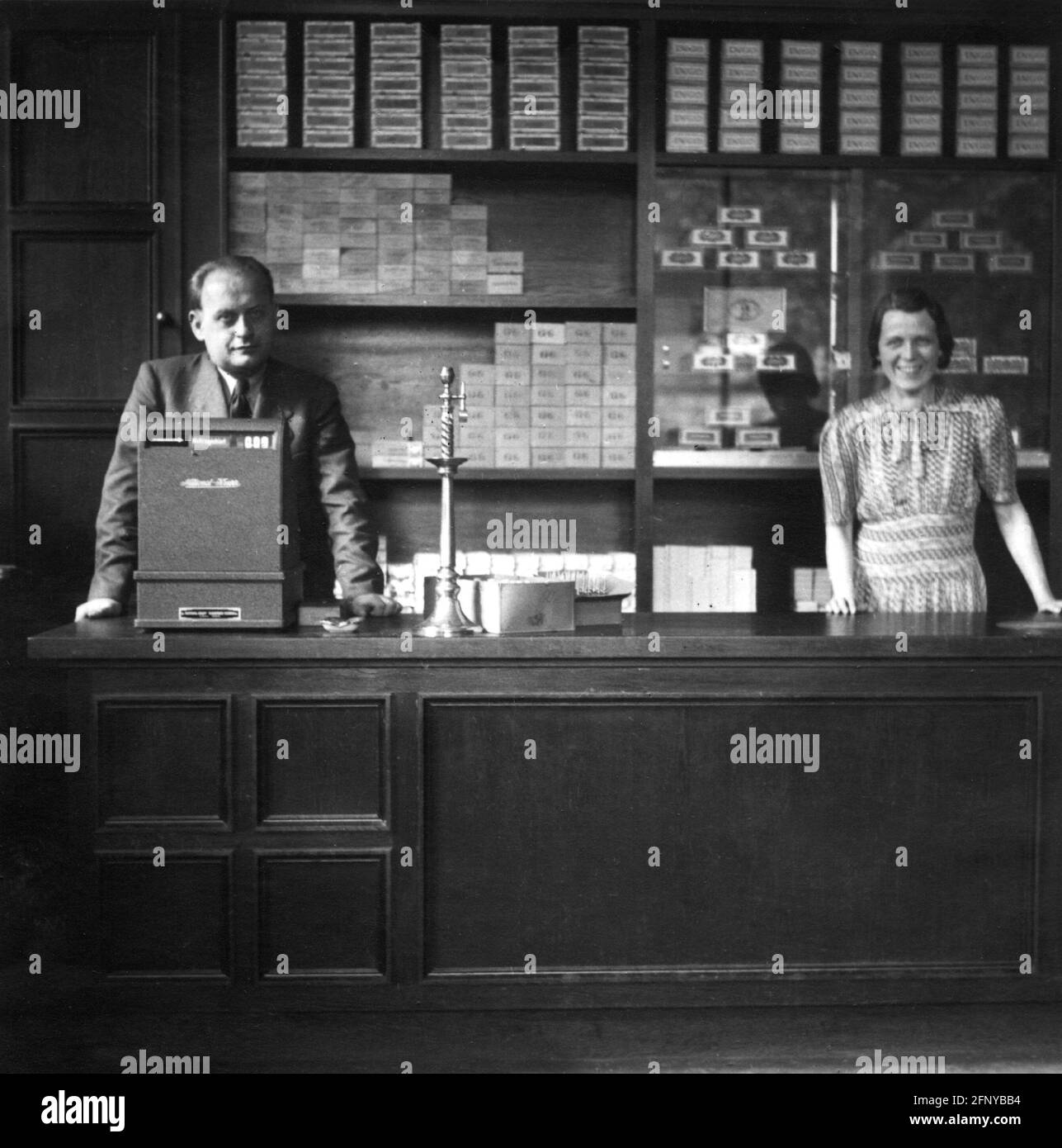 Commercio, negozi, addetto alle vendite nel negozio generale, 1920, INFORMAZIONI-DIRITTI-AGGIUNTIVI-DI-LIQUIDAZIONE-NON-DISPONIBILI Foto Stock