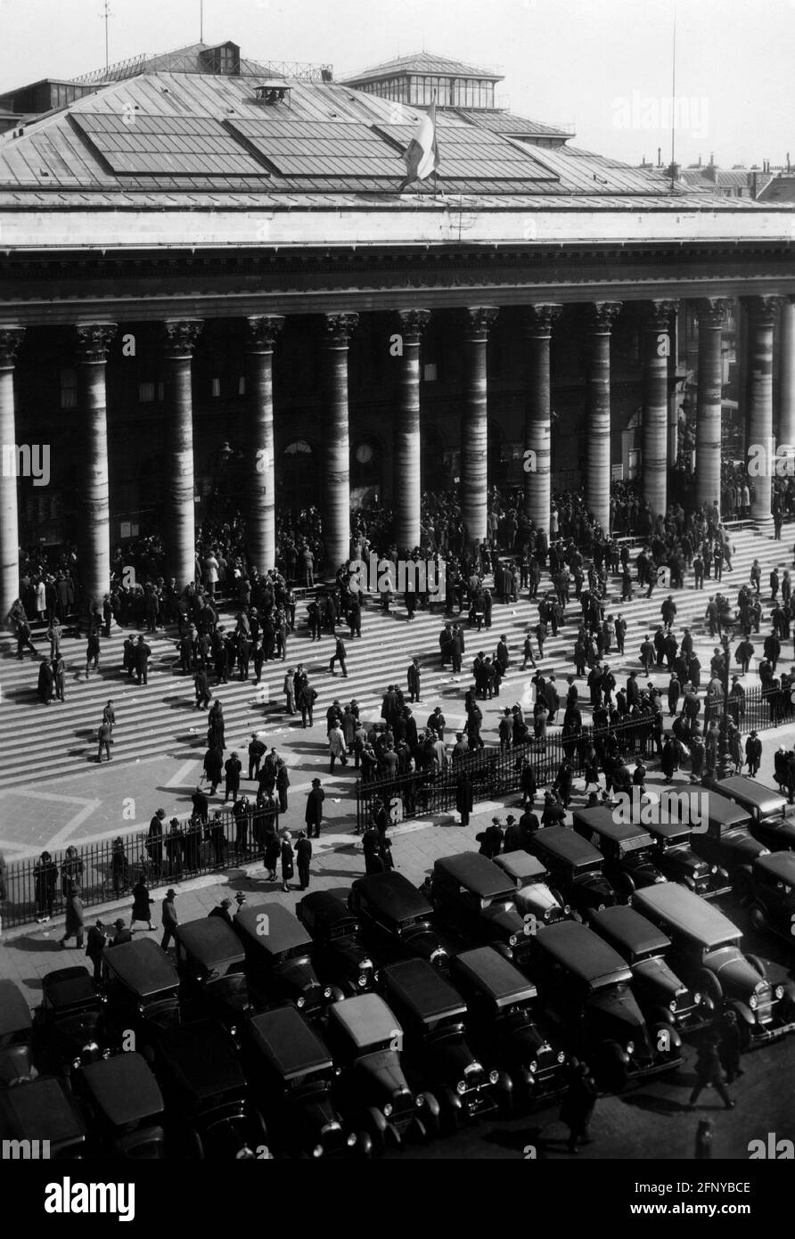 Denaro / finanza, borsa, Parigi, folla di persone al di fuori del buildung, fine degli anni venti, DIRITTI AGGIUNTIVI-LIQUIDAZIONE-INFORMAZIONI-NON-DISPONIBILI Foto Stock