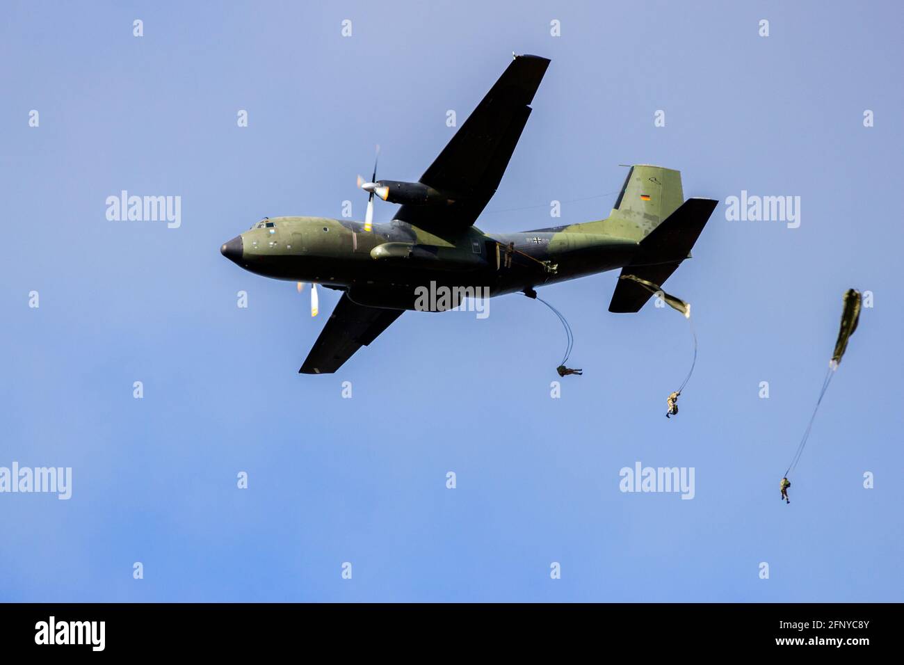 Paracadutisti militari che saltano da un aereo tedesco C-160 Transall durante l'operazione Falcon Leap. Veluwe, Paesi Bassi - Set Foto Stock